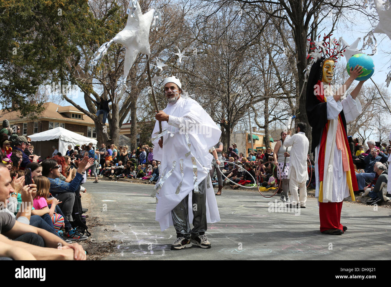 La gente vestita come la terra e stelle al giorno di maggio parade e festival di Minneapolis, Minnesota. Foto Stock