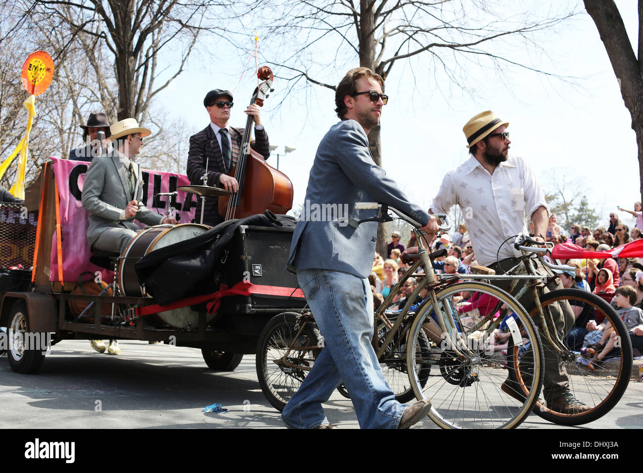 Una fascia su un galleggiante al giorno di maggio parade di Minneapolis, Minnesota. Foto Stock