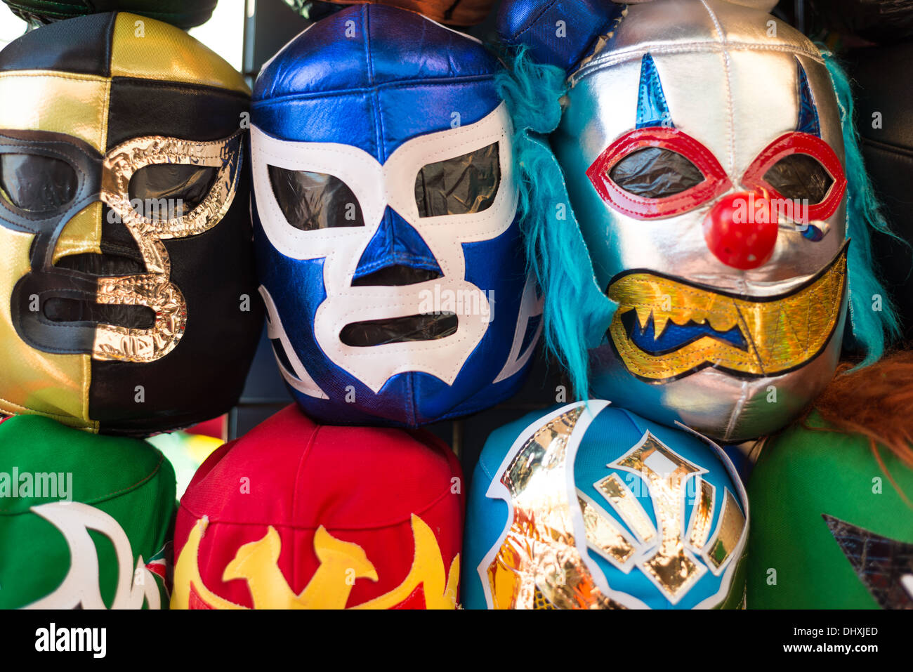 La disposizione dei vari colorati maschere luchador come sfondo Foto Stock