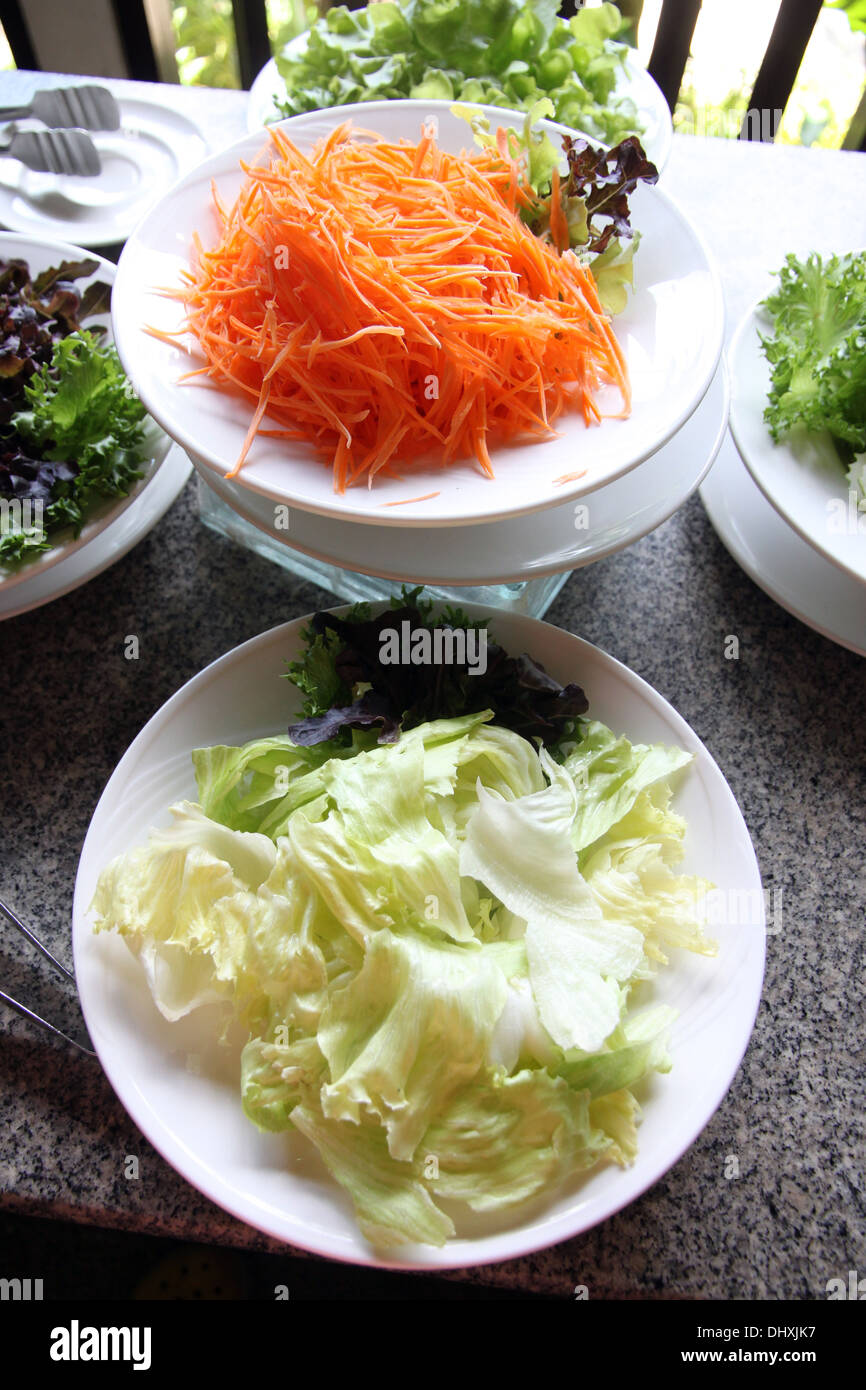 La foto fette di carote e cavolfiore in un piatto bianco. Foto Stock