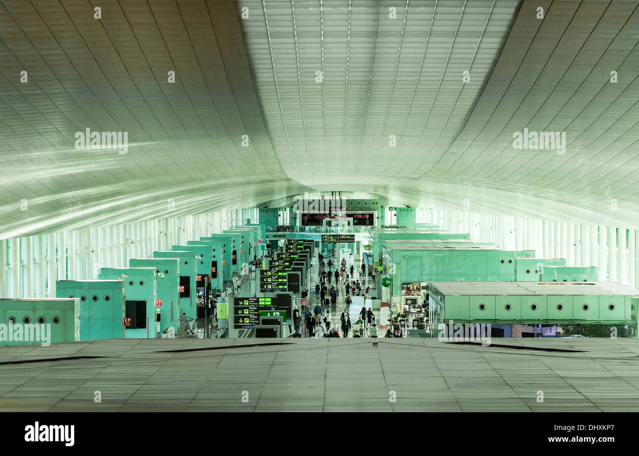 Terminale occupato nell'aeroporto di Barcellona, Spagna Foto Stock