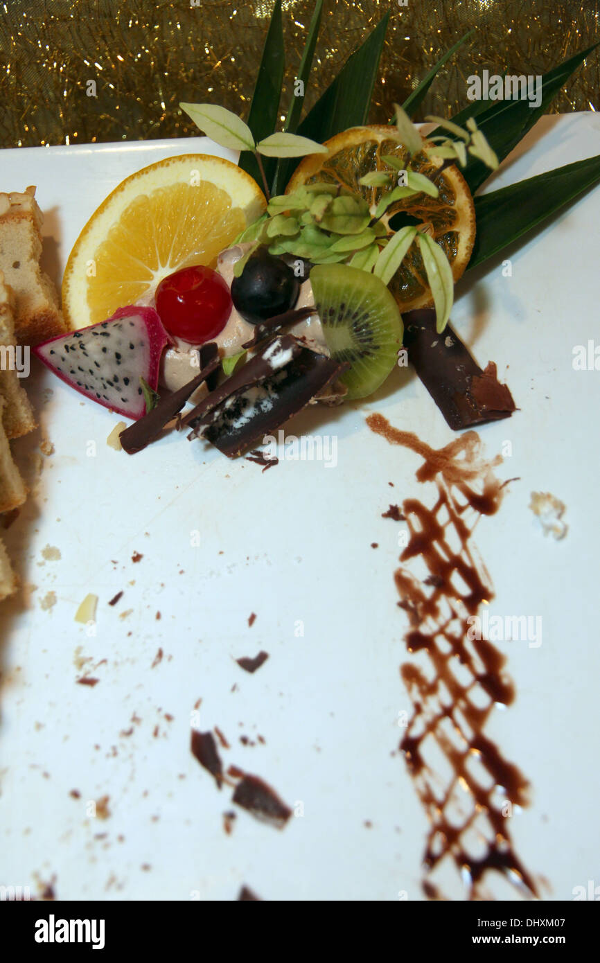 L'immagine della frutta al cioccolato in bianco piatto. Foto Stock