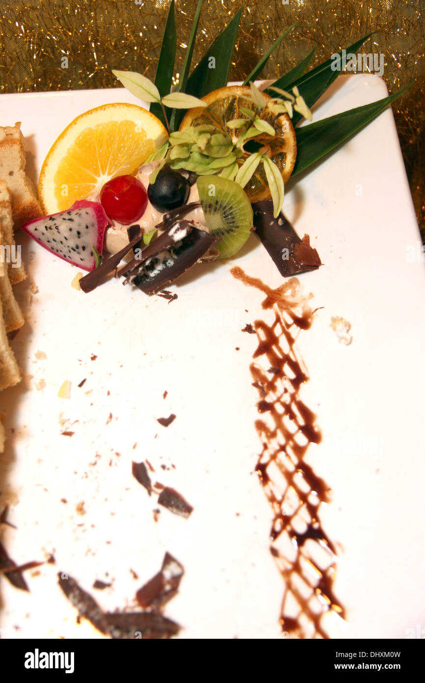 L'immagine della frutta al cioccolato in bianco piatto. Foto Stock