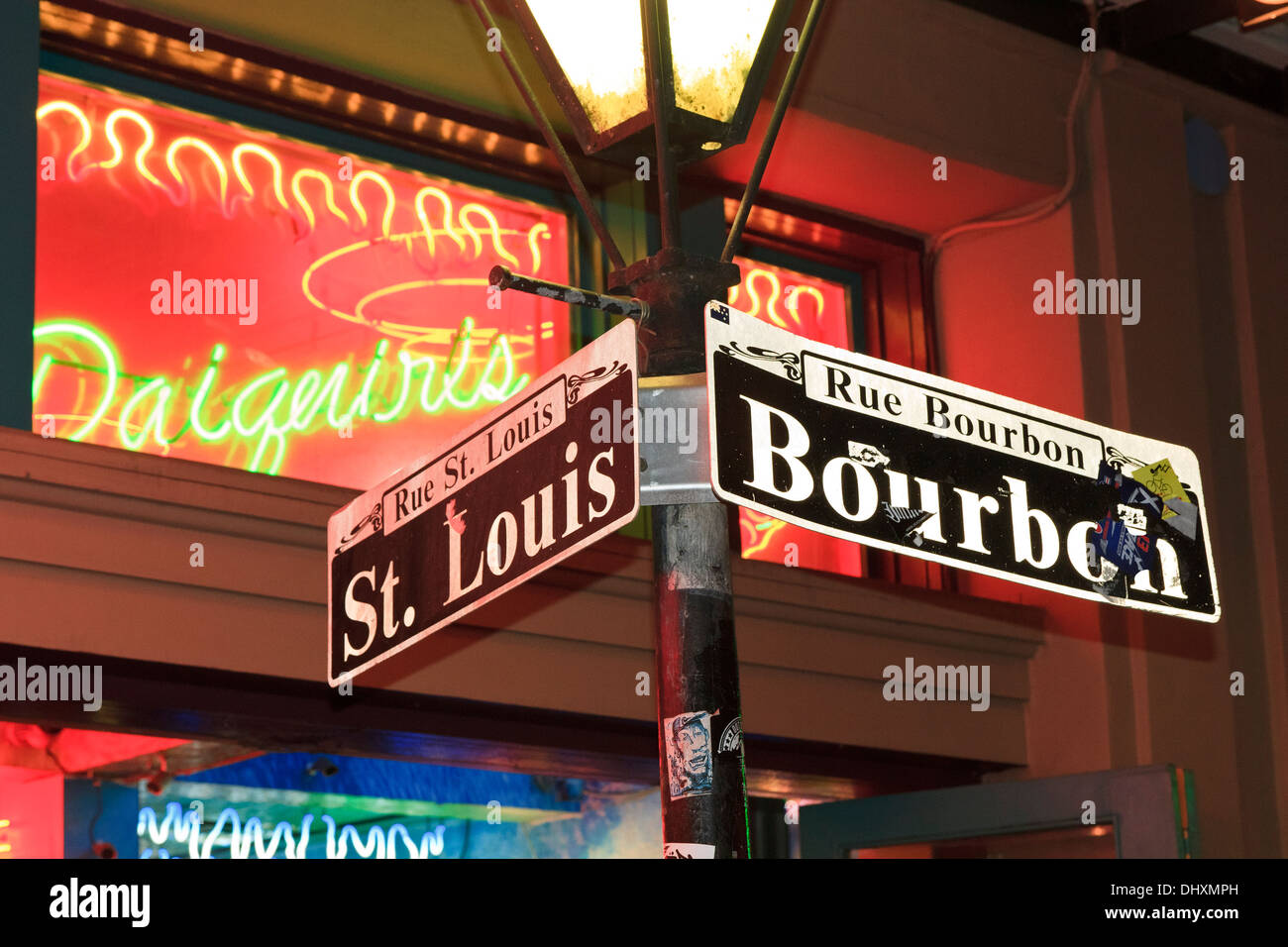 Il Neon daiquiri segno e lampione all'angolo di Borbone e da San Luigi nel Quartiere Francese di New Orleans, Louisiana Foto Stock