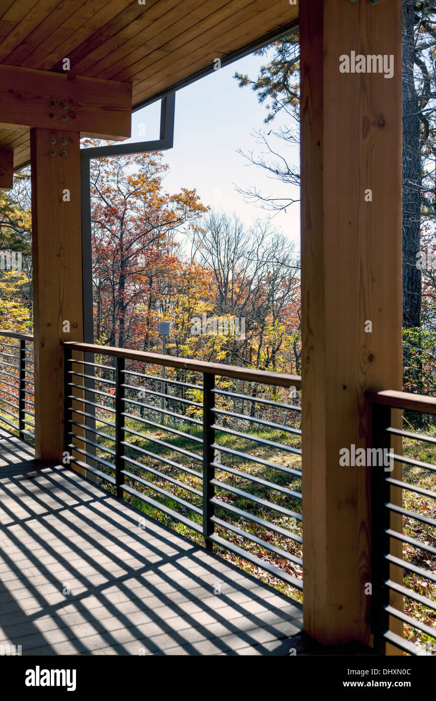 Vista di autunno autunno colori colori Gorges parco dello stato certificato LEED del Centro Visitatori in North Carolina [Transilvania County] USA Foto Stock