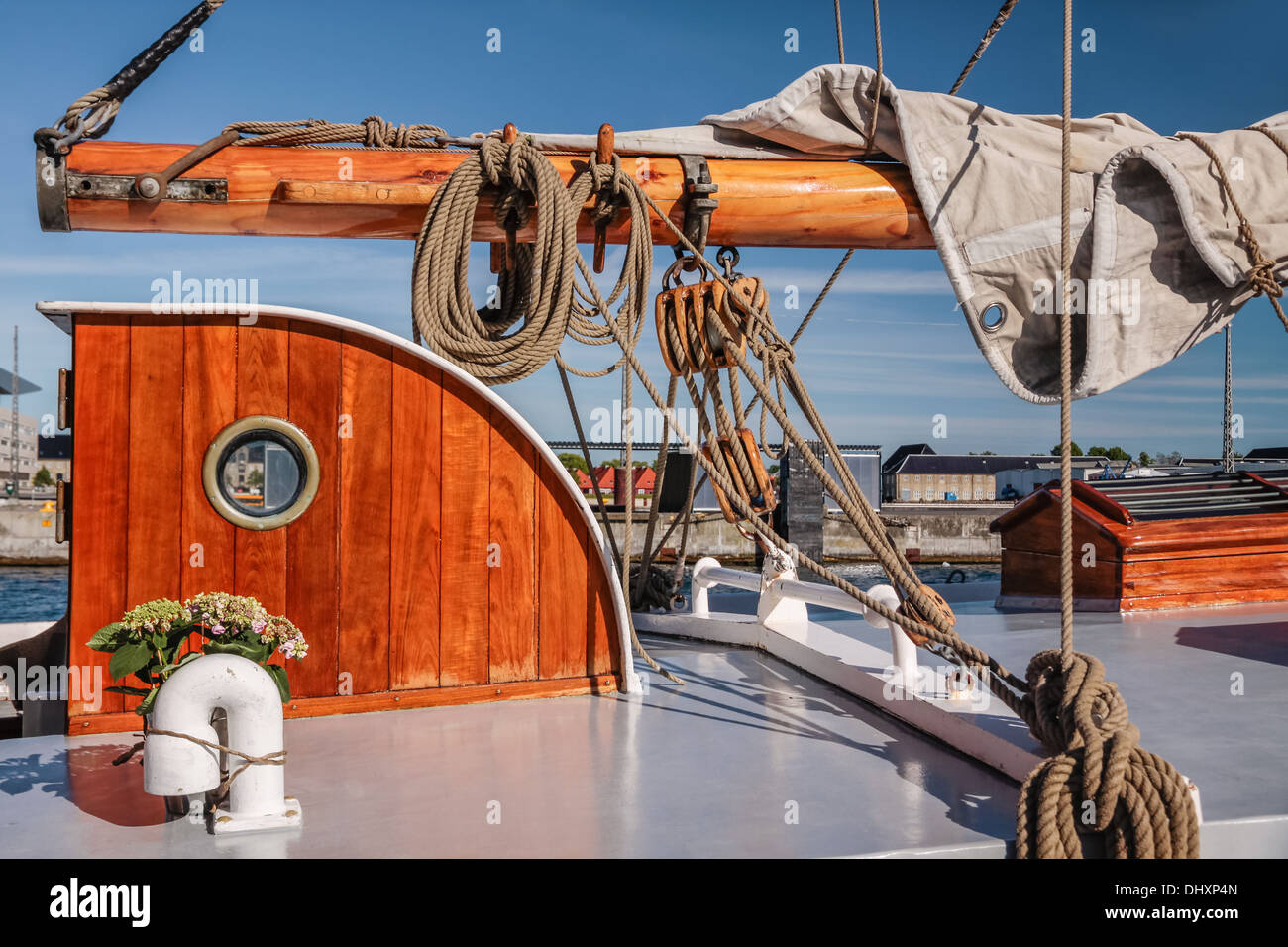 Alberi e vele di un alto nave a vela in Amaliehaven, Copenhagen, Danimarca Foto Stock Alberi e vele di un alto nave a vela in Amaliehaven, Copenhagen, Danimarca Foto Stock