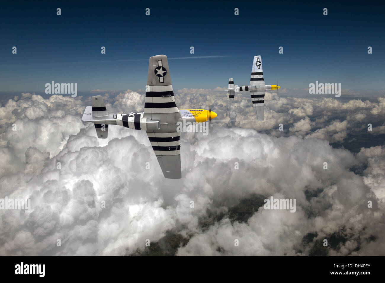 Due P Mustang fighter dal 361 Fighter Group, il 'Yellowjackets', in D-Day strisce. Foto Stock