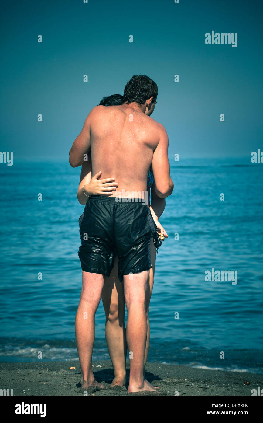 Gli amanti godendo le vacanze estive sulla spiaggia. Foto Stock