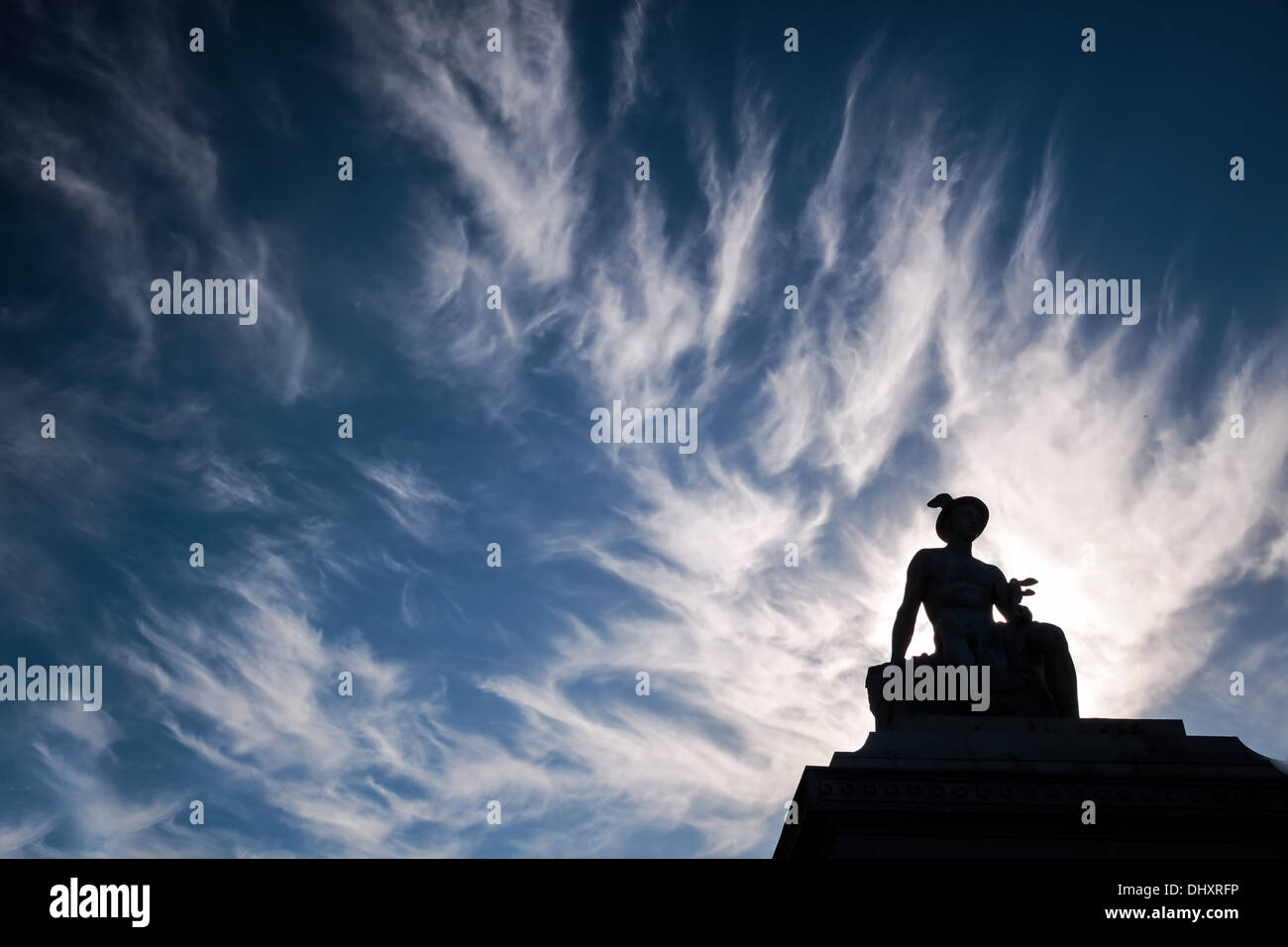 Un monumento con interessanti di nuvole a San Alban a Copenhagen, Danimarca Foto Stock