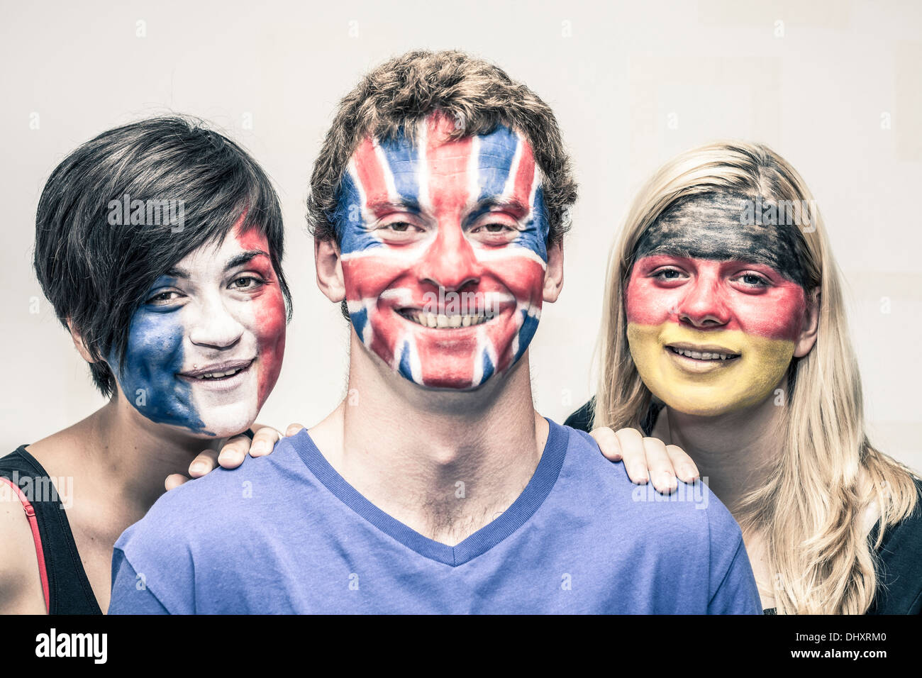 Ritratto di giovani felici hanno dipinto con le bandiere europee sui loro volti. Foto Stock