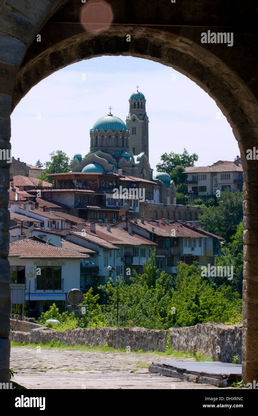 Santa Maria, Natività della Santa Madre Cattedrale Veliko Tarnovo Bulgaria visto attraverso l'arco come si lascia il Fortress Hill Foto Stock