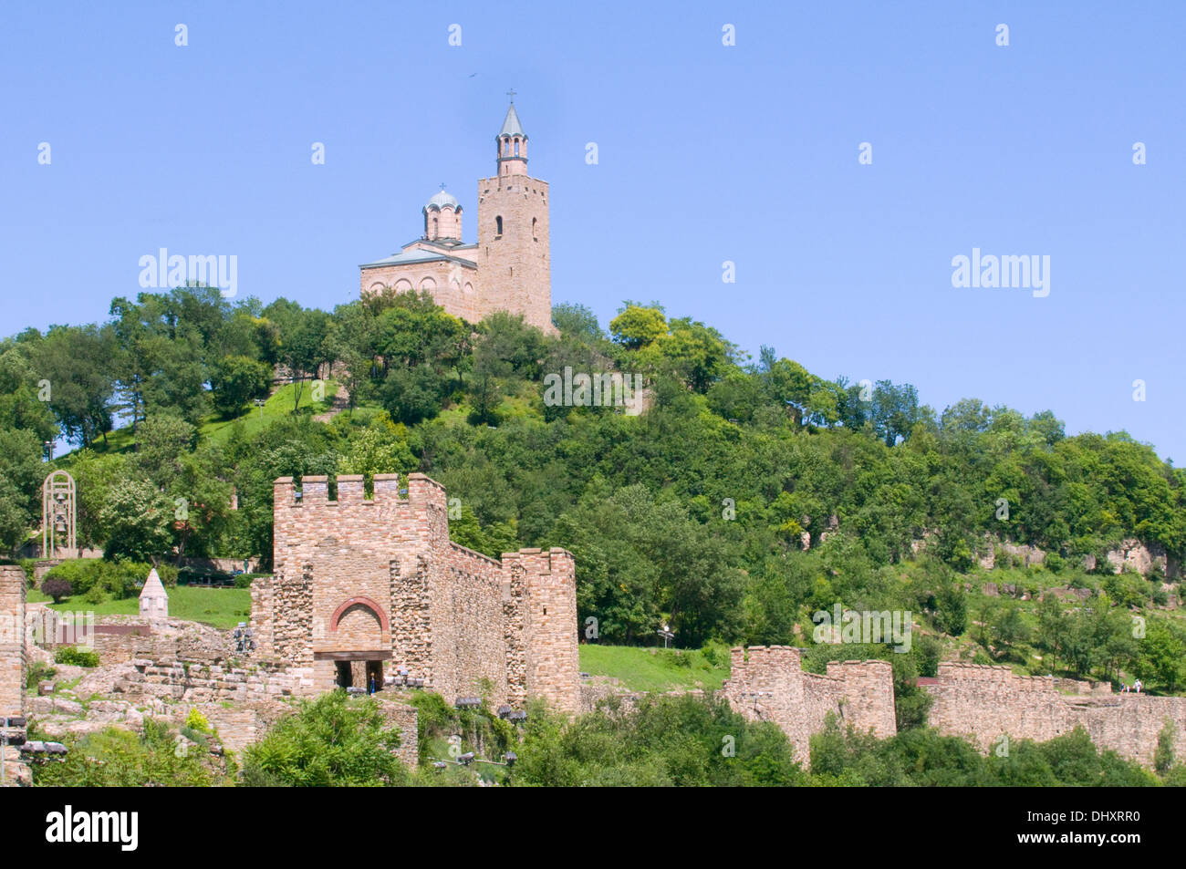 Vista della fortezza di Tsarevets & Patriachal Cattedrale della Santa ascensione di Dio Veliko Tarnovo Bulgaria Foto Stock