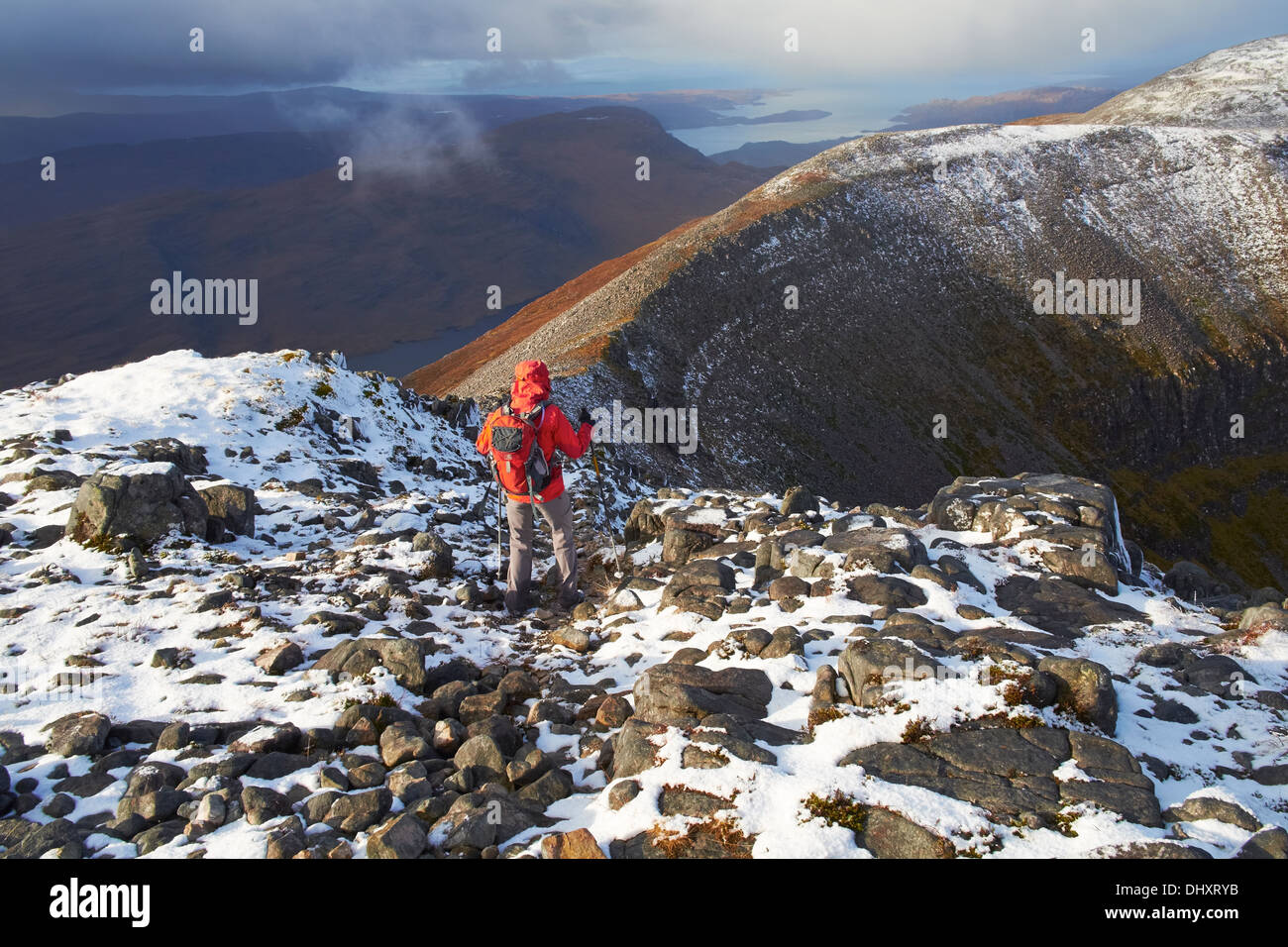 Un escursionista a piedi verso il pedaggio nam Biast su Beinn Damh nelle Highlands scozzesi, UK. Foto Stock