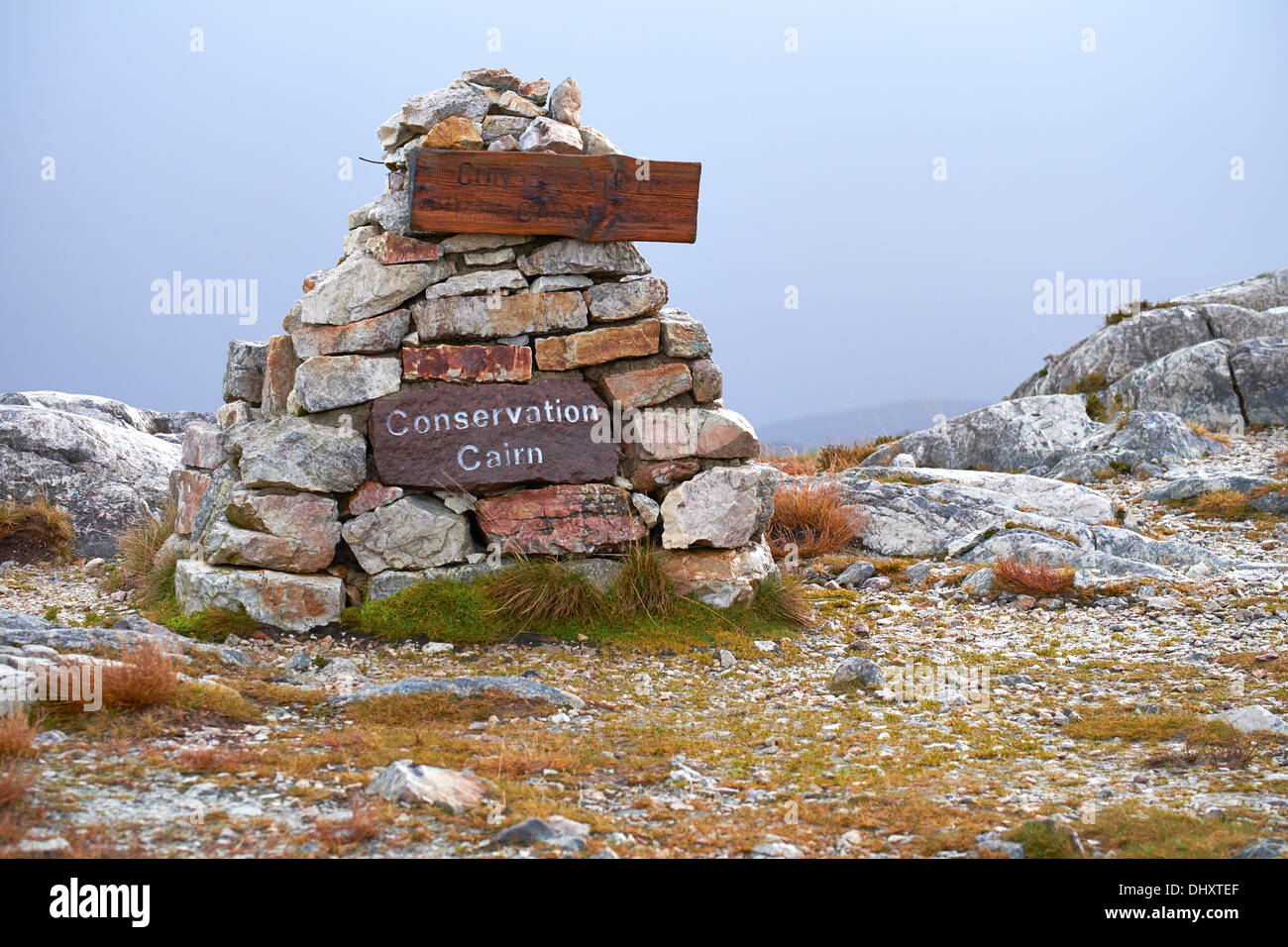 Conservazione Cairn sul sentiero di montagna, Beinn Eighe, Highlands Scozzesi. Foto Stock