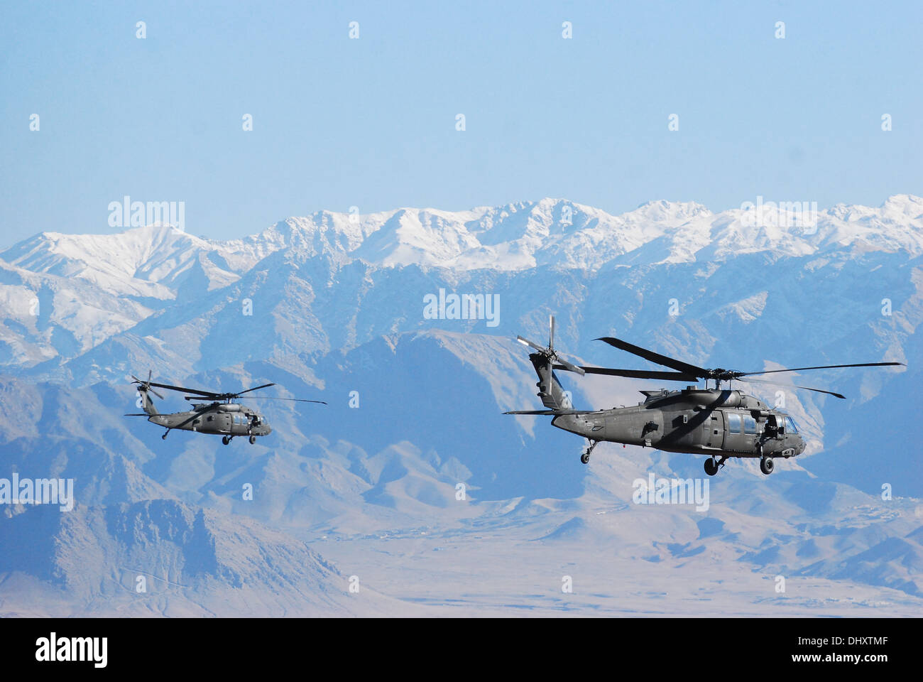 Coppia di decimo combattere la Brigata Aerea UH-60M Black Hawk elicotteri da 1° Battaglione (attacco), Task Force Tigershark, è raffigurato il capo equipaggio della finestra durante un movimento di personale missione nov. 11, sulla provincia di Logar, Afghanistan. Foto Stock