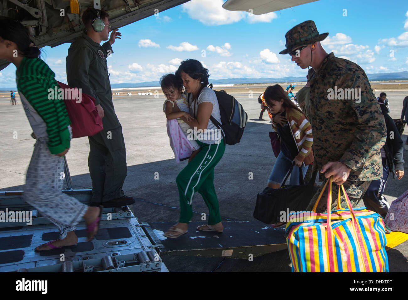 Un Marine con il combattimento reggimento logistica 4 fissata al 3° Marine Expeditionary Brigade aiuta a portare su oggetti personali di Foto Stock