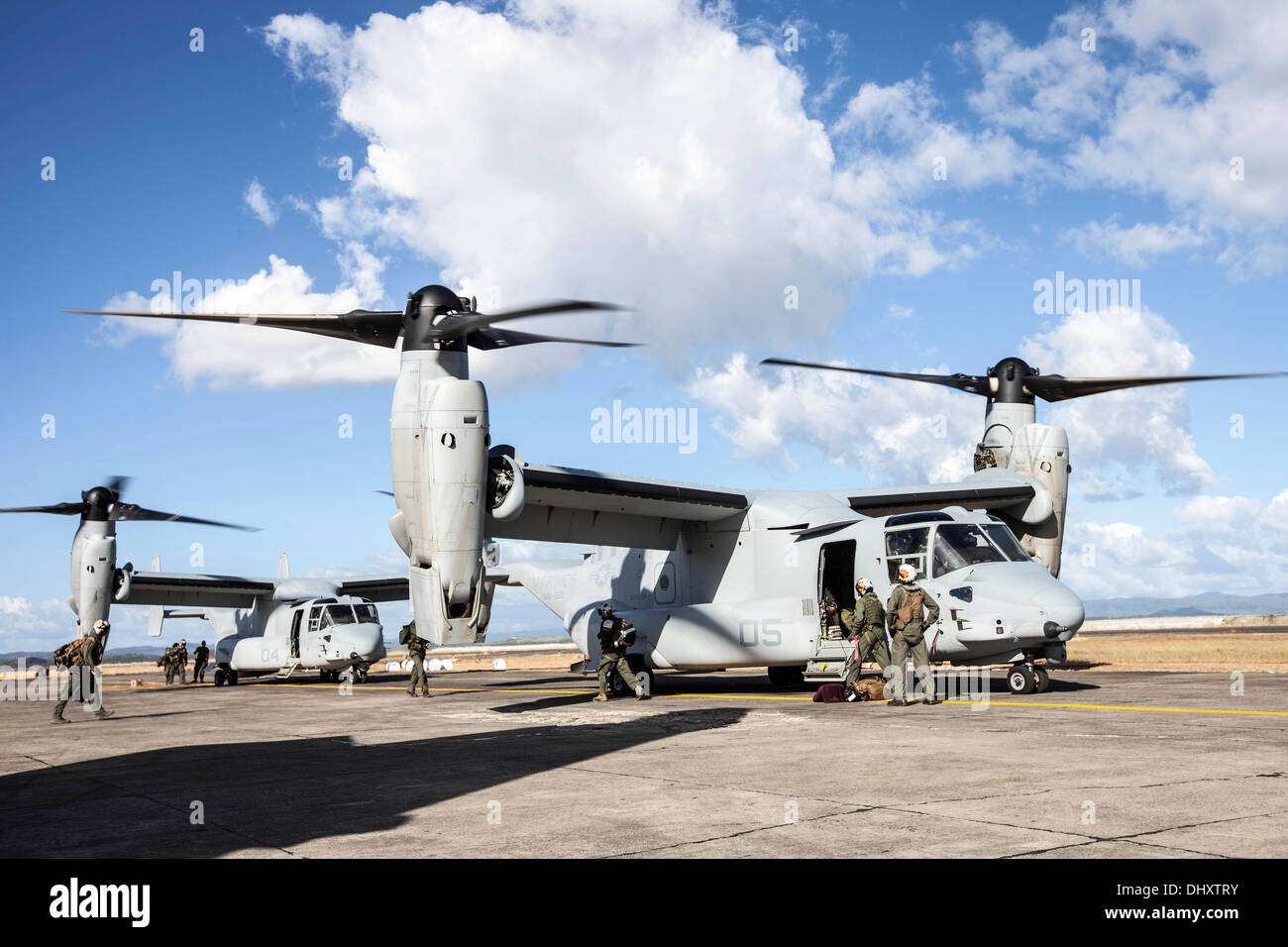 Due MV-22 Asprì con Marine mezzo squadrone Tiltrotor 262, 1° Marine Air Wing, preparare l'offload di forniture di soccorso a Tacloban Foto Stock