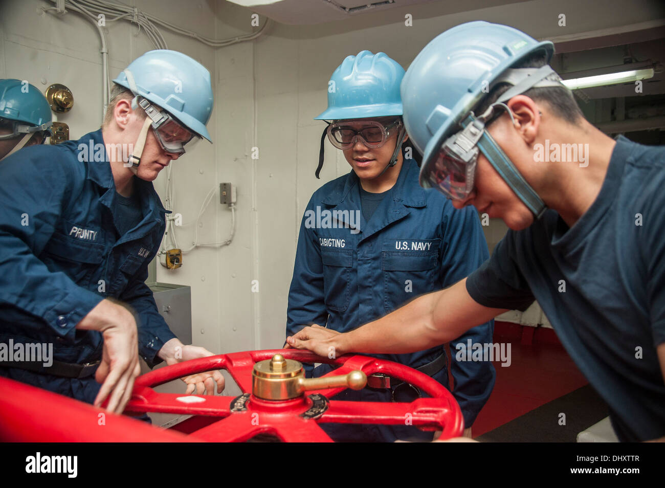 HONG KONG (nov. 12, 2013) coperta marinai azionare il freno di ancoraggio nel castello di prua di U.S. La marina è distribuita portaerei USS George Washington (CVN 73) come la nave si prepara a tornare in mare dopo un porta programmata visita a Hong Kon Foto Stock