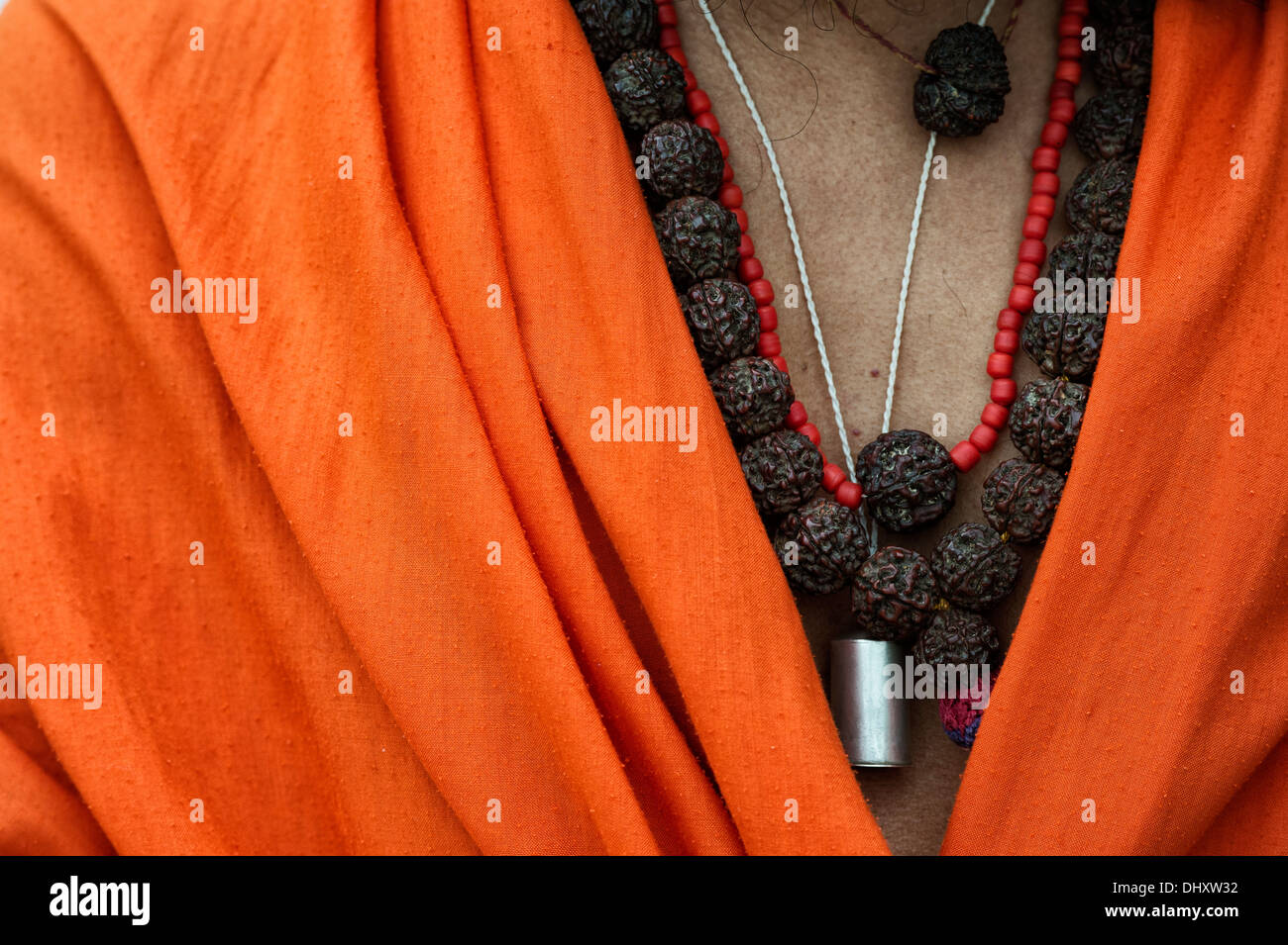 Indian Sadhus rudraksha talloni contro la sua tela arancione. India Foto Stock