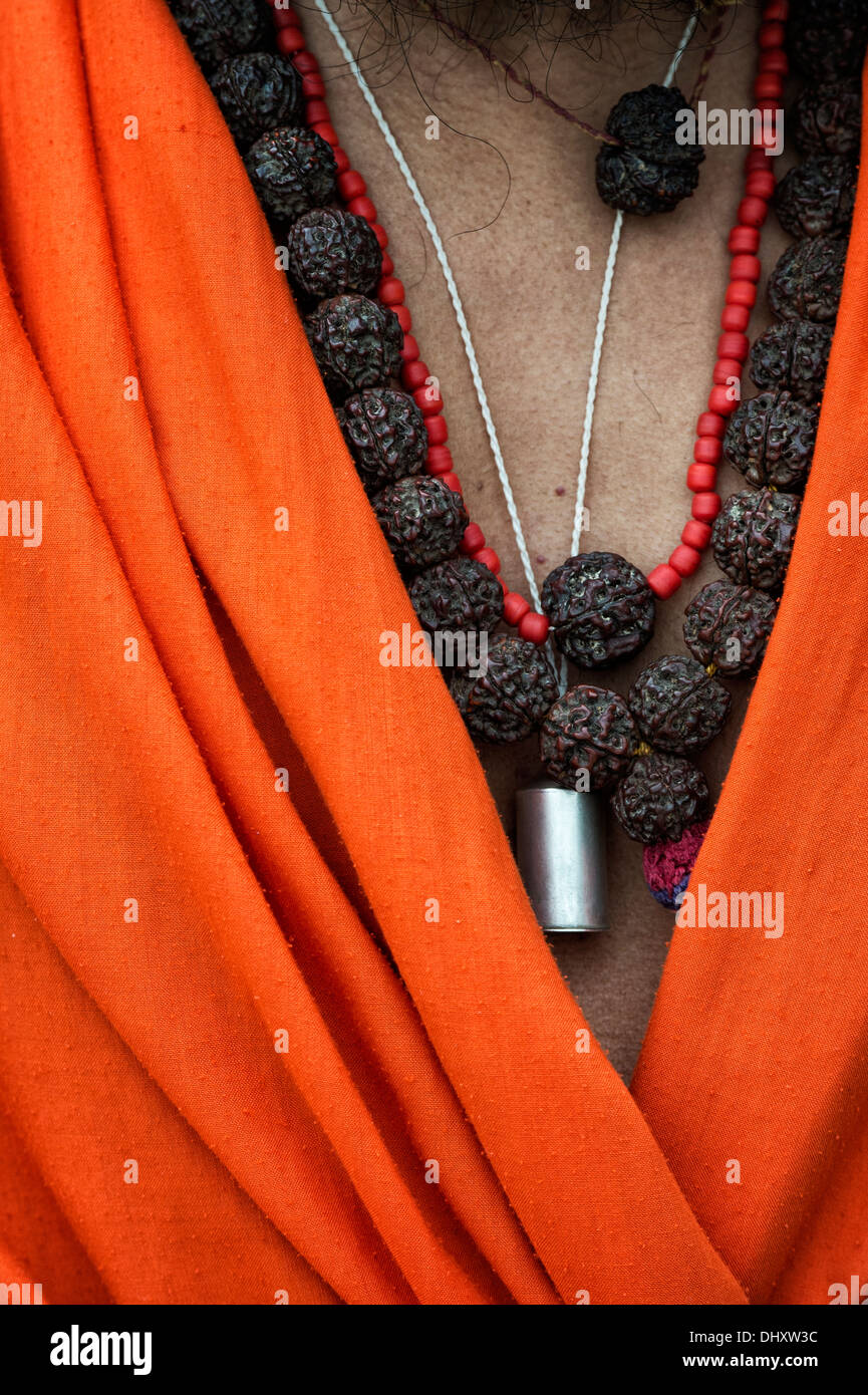 Indian Sadhus rudraksha talloni contro la sua tela arancione. India Foto Stock