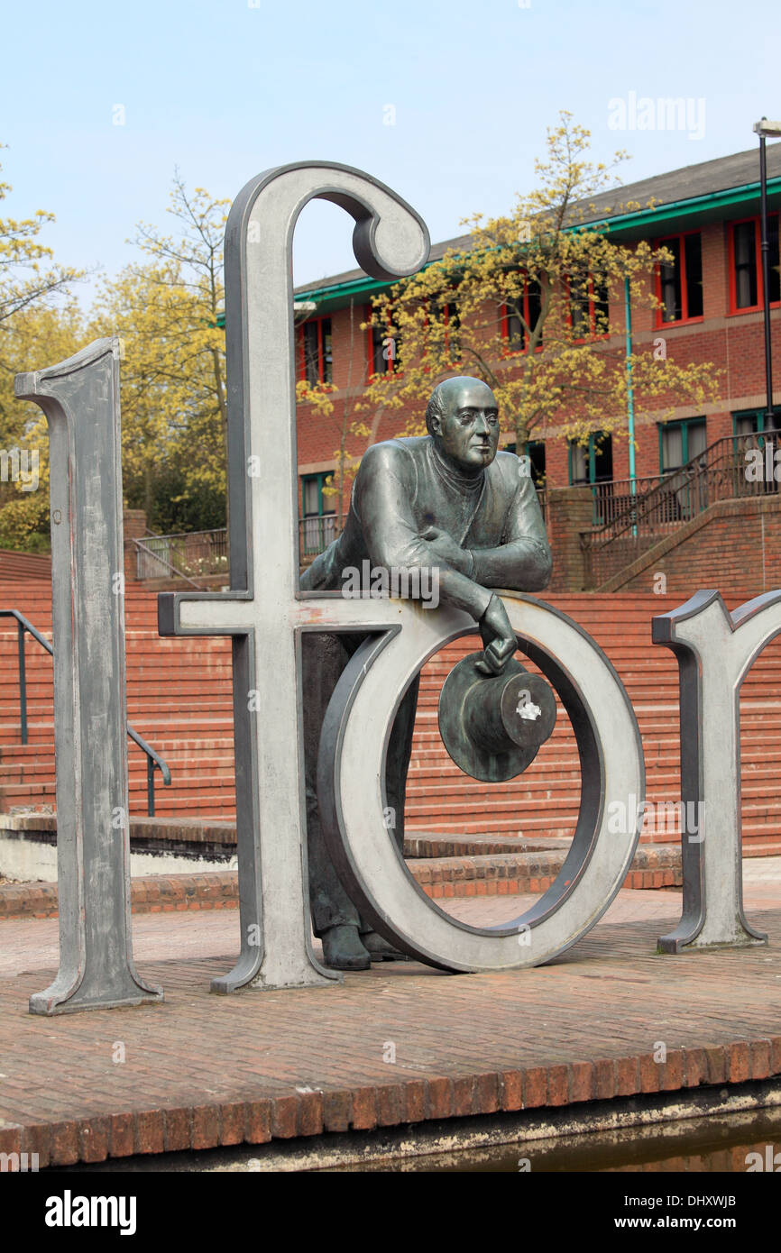 Una statua del grande ingegnere Thomas Telford appoggiata sulle lettere della città in Shropshire chiamato dopo di lui Foto Stock