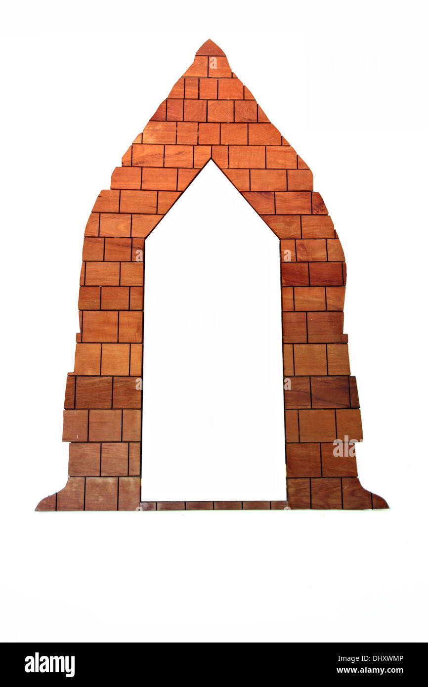 Il legno vecchio ingresso ad arco di porta su sfondo bianco. Foto Stock