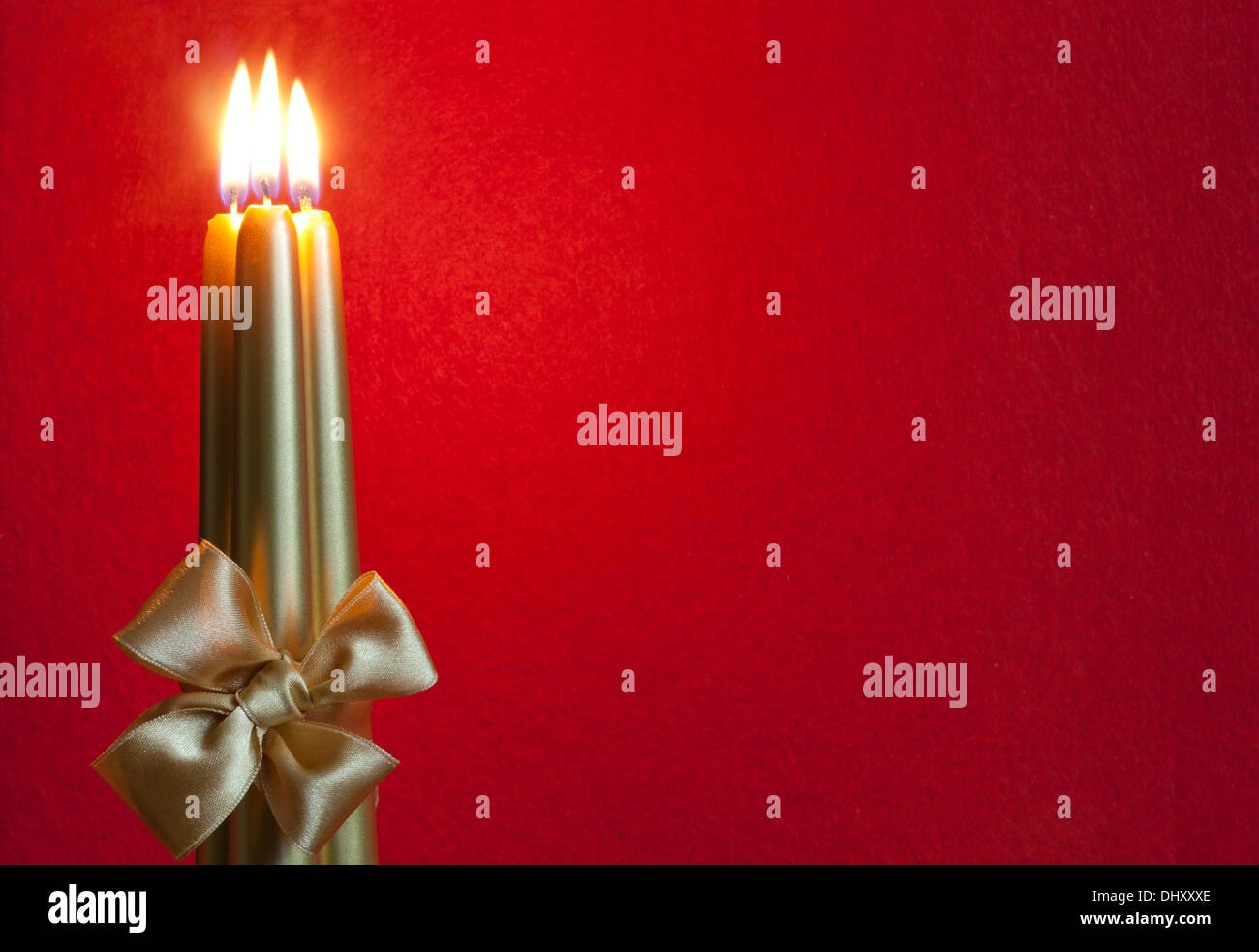Abstract sfondo di Natale con le candele sul tessuto rosso Foto Stock