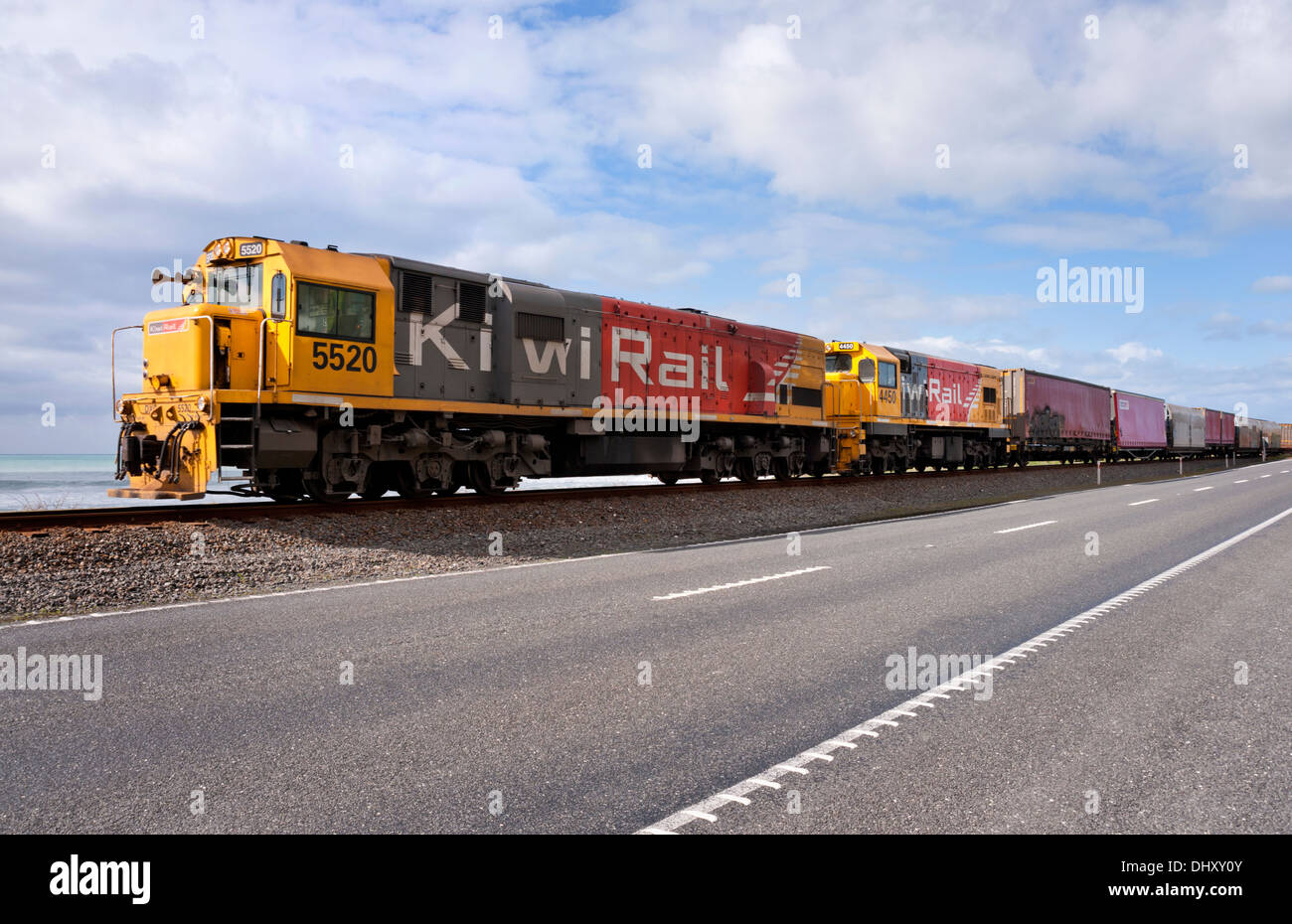 Nuova Zelanda Ferrovie Kiwi il trasporto ferroviario di merci treno vicino a Kaikoura sull Isola del Sud, Nuova Zelanda Foto Stock