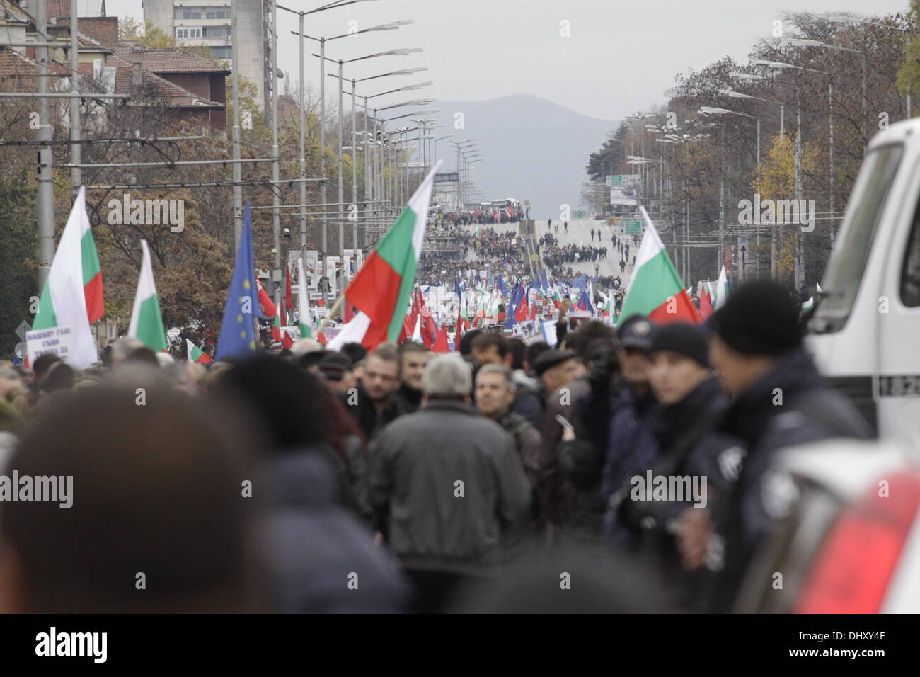 Sofia, Bulgaria. Il 16 novembre 2013. Decine di migliaia di sostenitori del Governo di raccogliere a Sofia's Eagle's Bridge e il bloccaggio di uno dei principali incroci nella capitale bulgara. Un dimostrante accennato che alcuni partecipanti hanno pagato per venire al rally mentre i dipendenti governativi sono stati praticamente costretti a partecipare. (Immagine Credito: Johann Brandstatter / Alamy Live News) Foto Stock