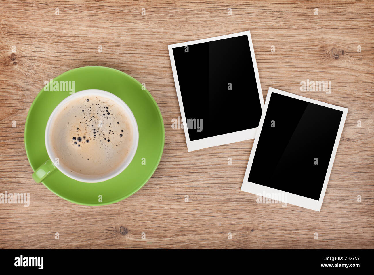 Tazza di caffè e due cornici foto sul tavolo di legno Foto Stock