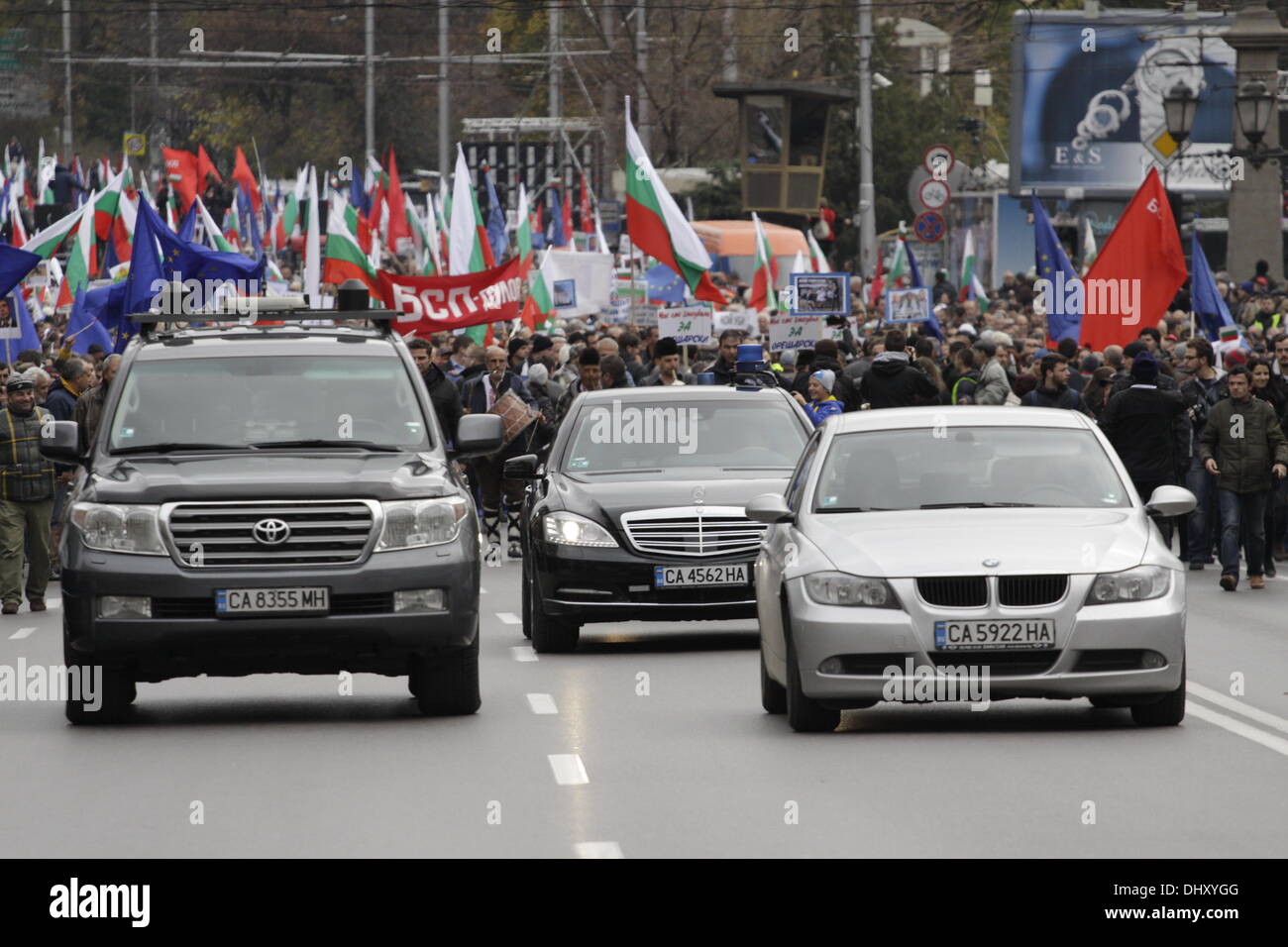 Sofia, Bulgaria. Il 16 novembre 2013. Dopo più di un'ora di discorsi i manifestanti sono lentamente in marcia verso il parlamento, guidato da una Mercedes 600 e altre due vetture di lusso. Vale la pena di notare che lo stipendio medio in Bulgaria è di circa 2.800 euro all'anno. (Immagine Credito: Johann Brandstatter / Alamy Live News) Foto Stock