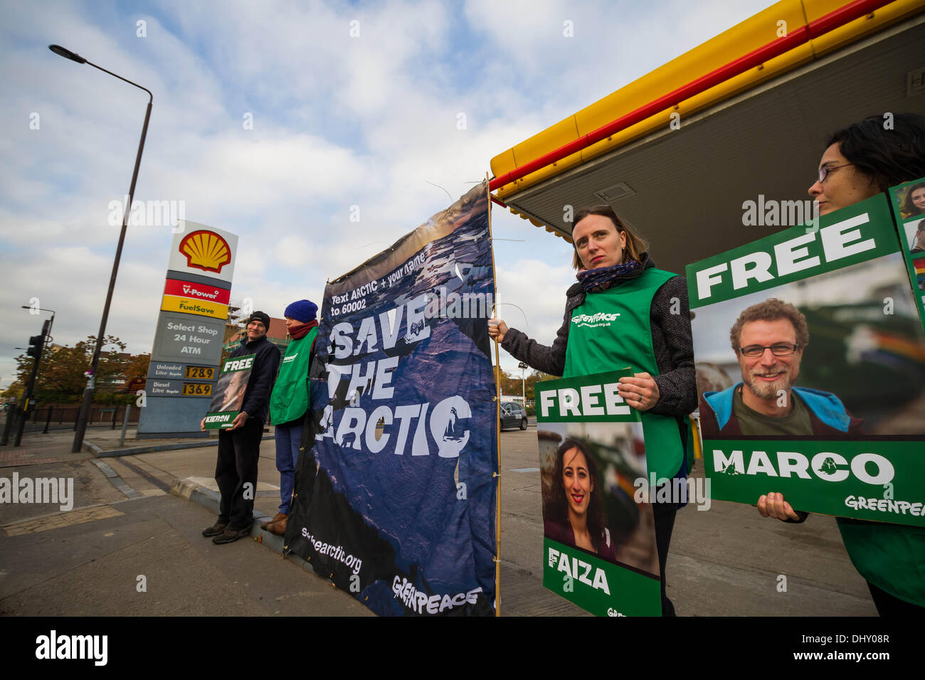 Londra, Regno Unito. Il 16 novembre 2013. Greenpeace giornata di azione globale per liberare l'artico 30 in London Credit: Guy Corbishley/Alamy Live News Foto Stock