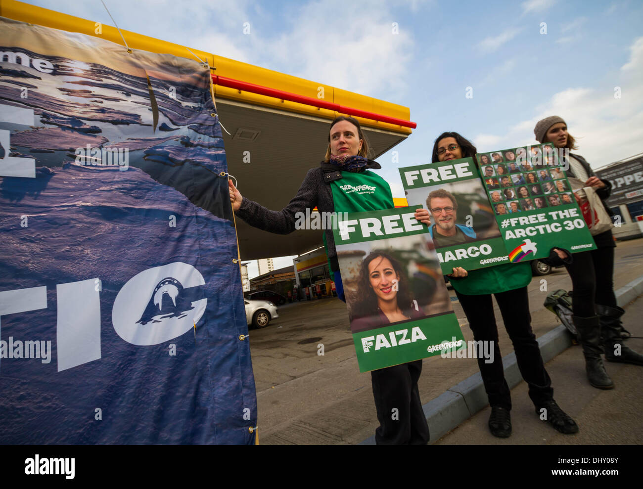 Londra, Regno Unito. Il 16 novembre 2013. Greenpeace giornata di azione globale per liberare l'artico 30 in London Credit: Guy Corbishley/Alamy Live News Foto Stock