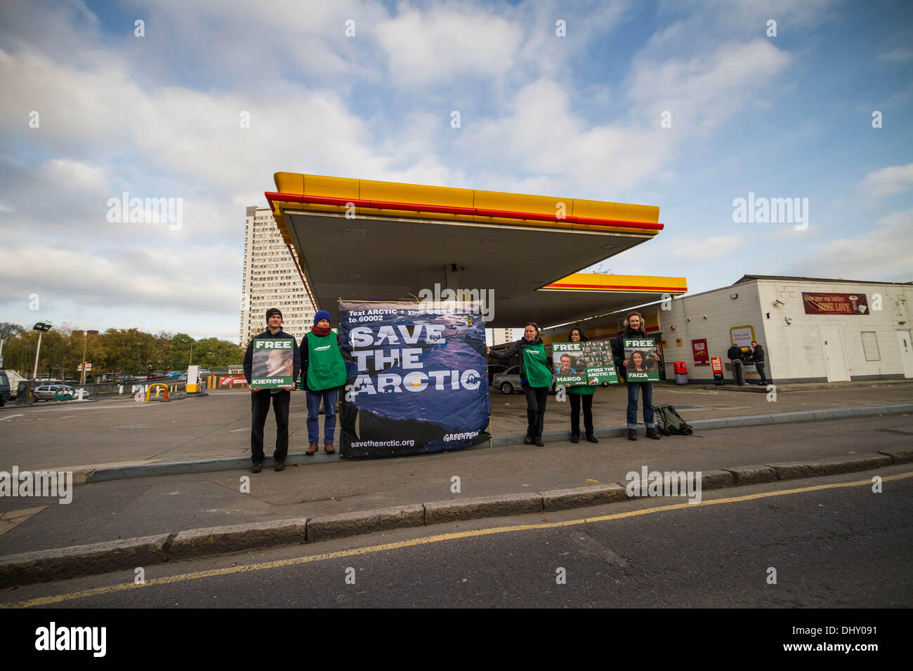 Londra, Regno Unito. Il 16 novembre 2013. Greenpeace giornata di azione globale per liberare l'artico 30 in London Credit: Guy Corbishley/Alamy Live News Foto Stock