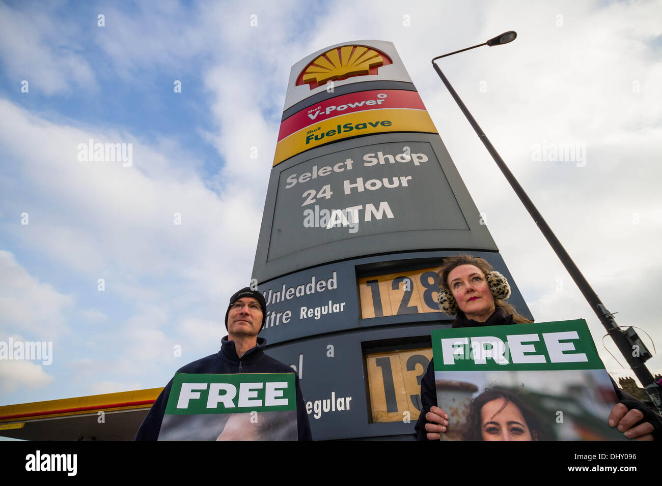 Londra, Regno Unito. Il 16 novembre 2013. Greenpeace giornata di azione globale per liberare l'artico 30 in London Credit: Guy Corbishley/Alamy Live News Foto Stock