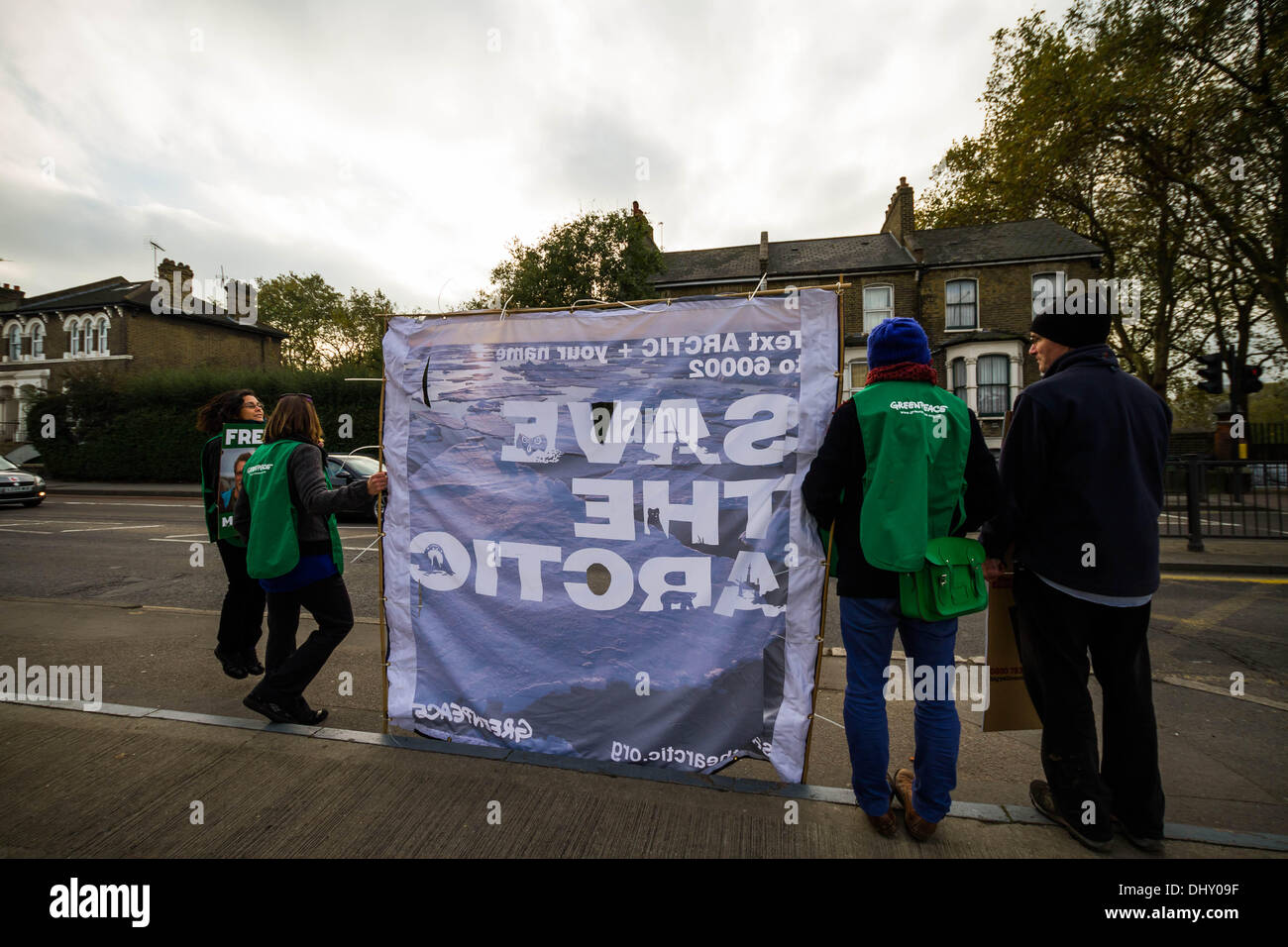 Londra, Regno Unito. Il 16 novembre 2013. Greenpeace giornata di azione globale per liberare l'artico 30 in London Credit: Guy Corbishley/Alamy Live News Foto Stock