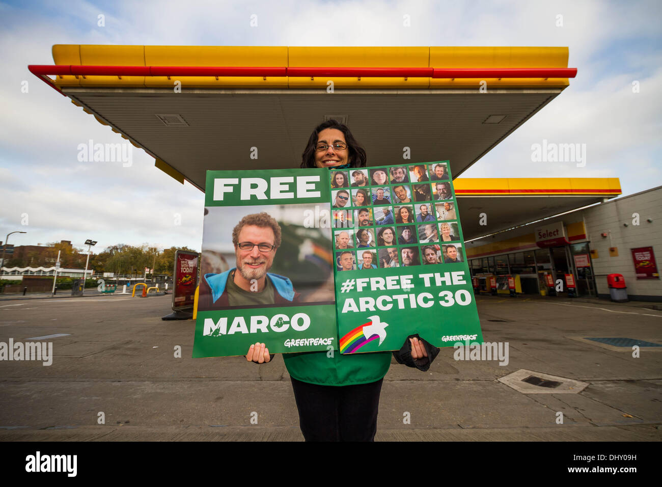 Londra, Regno Unito. Il 16 novembre 2013. Greenpeace giornata di azione globale per liberare l'artico 30 in London Credit: Guy Corbishley/Alamy Live News Foto Stock