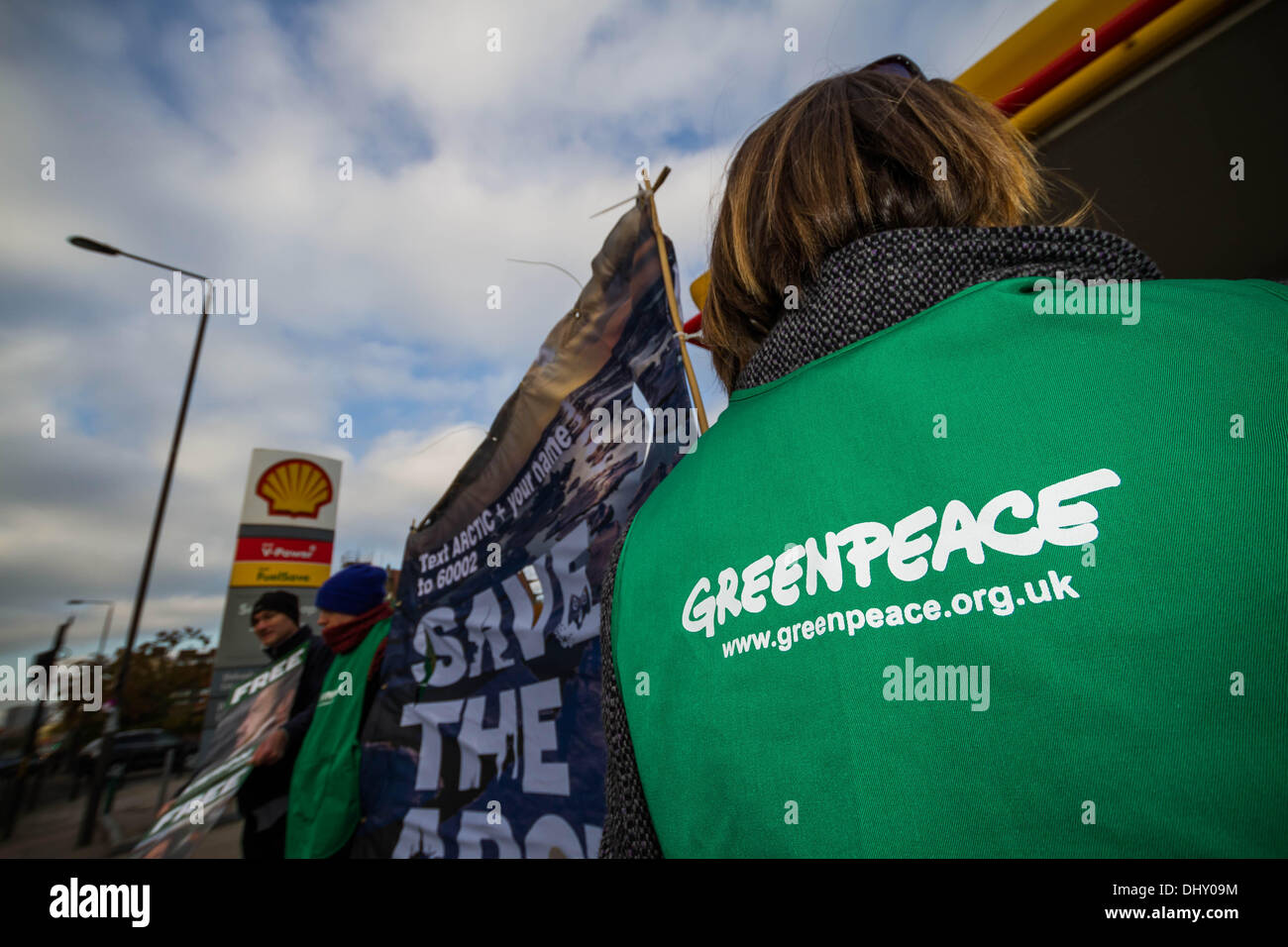 Londra, Regno Unito. Il 16 novembre 2013. Greenpeace giornata di azione globale per liberare l'artico 30 in London Credit: Guy Corbishley/Alamy Live News Foto Stock