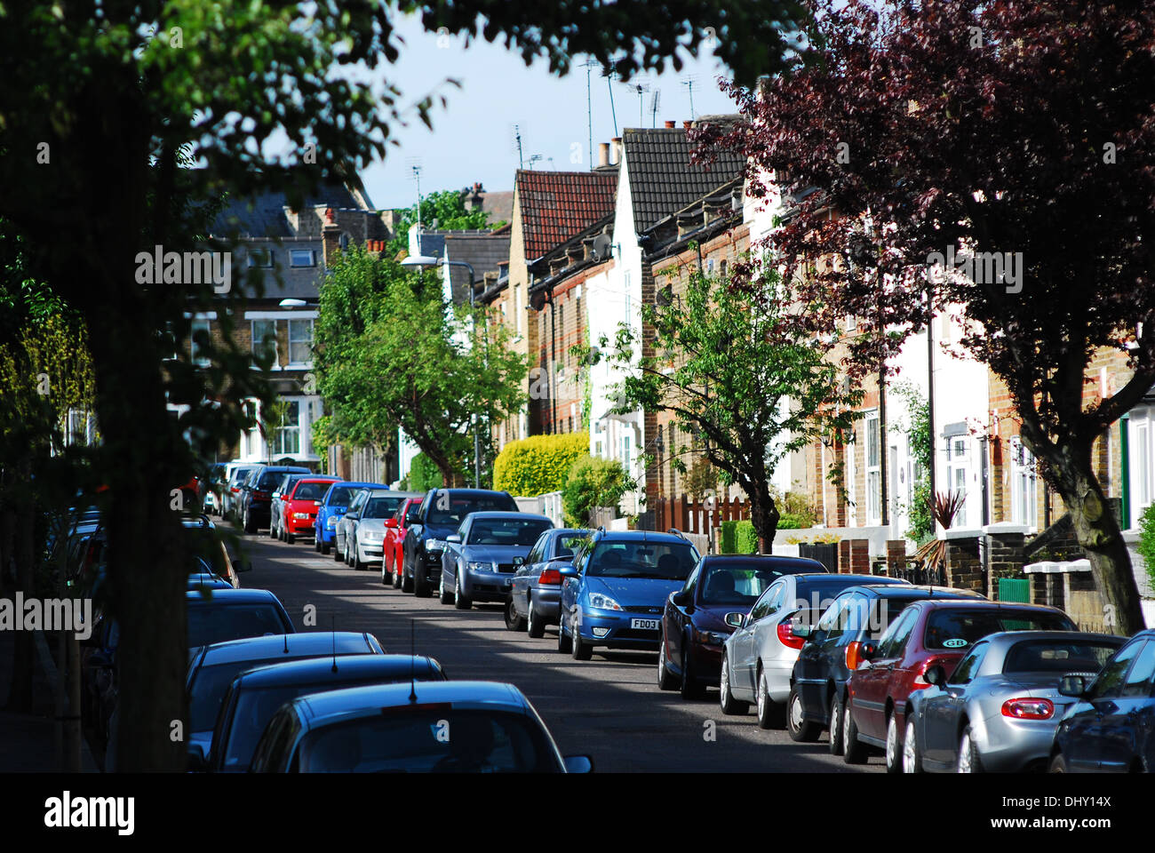 Case sul viale alberato di Cowley Road, Wanstead, London E11, uno dei punti di maggiore interesse di Londra. Foto Stock