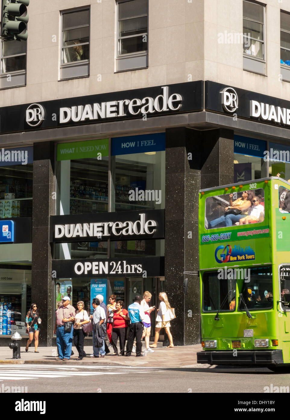 Duane Reade Drugstore all'incrocio tra Fifth Avenue e 34th Street è aperto tutto l'ora, New York Foto Stock