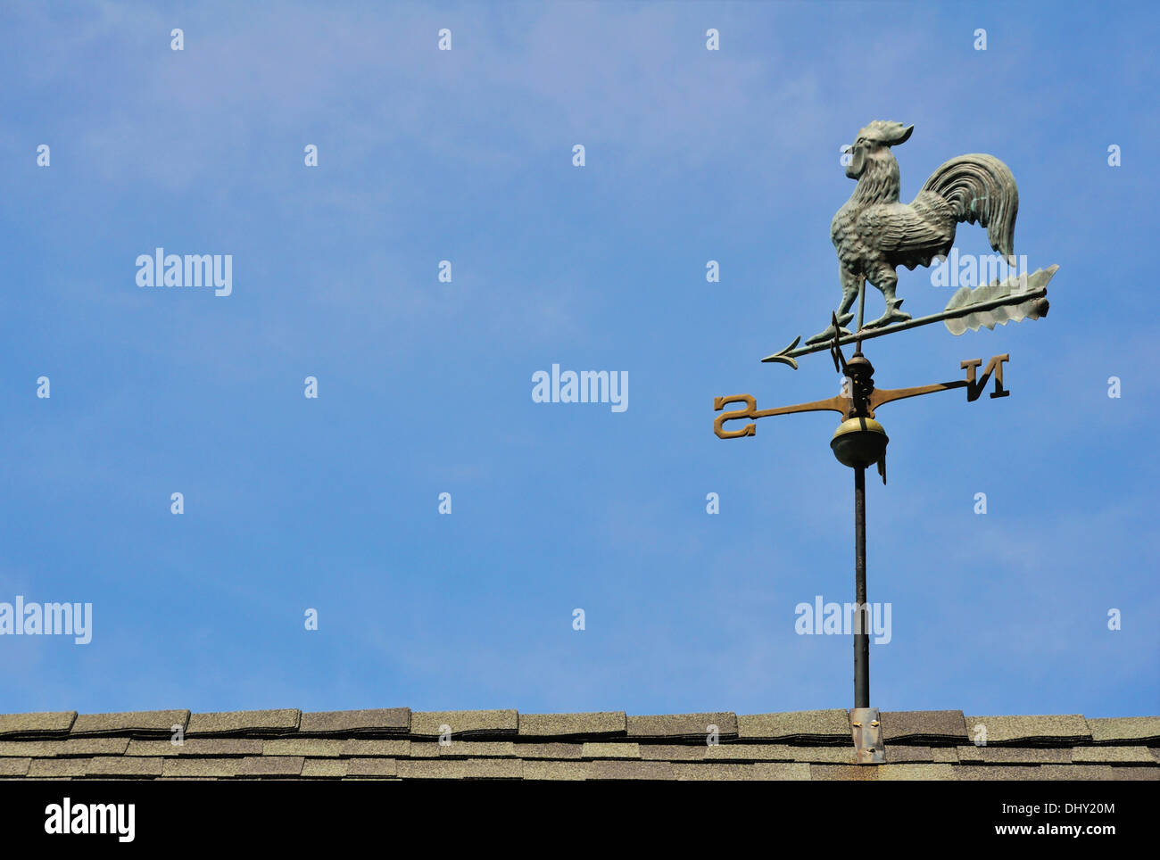 Ferro banderuola segnavento gallo sul tetto della casa Foto stock - Alamy