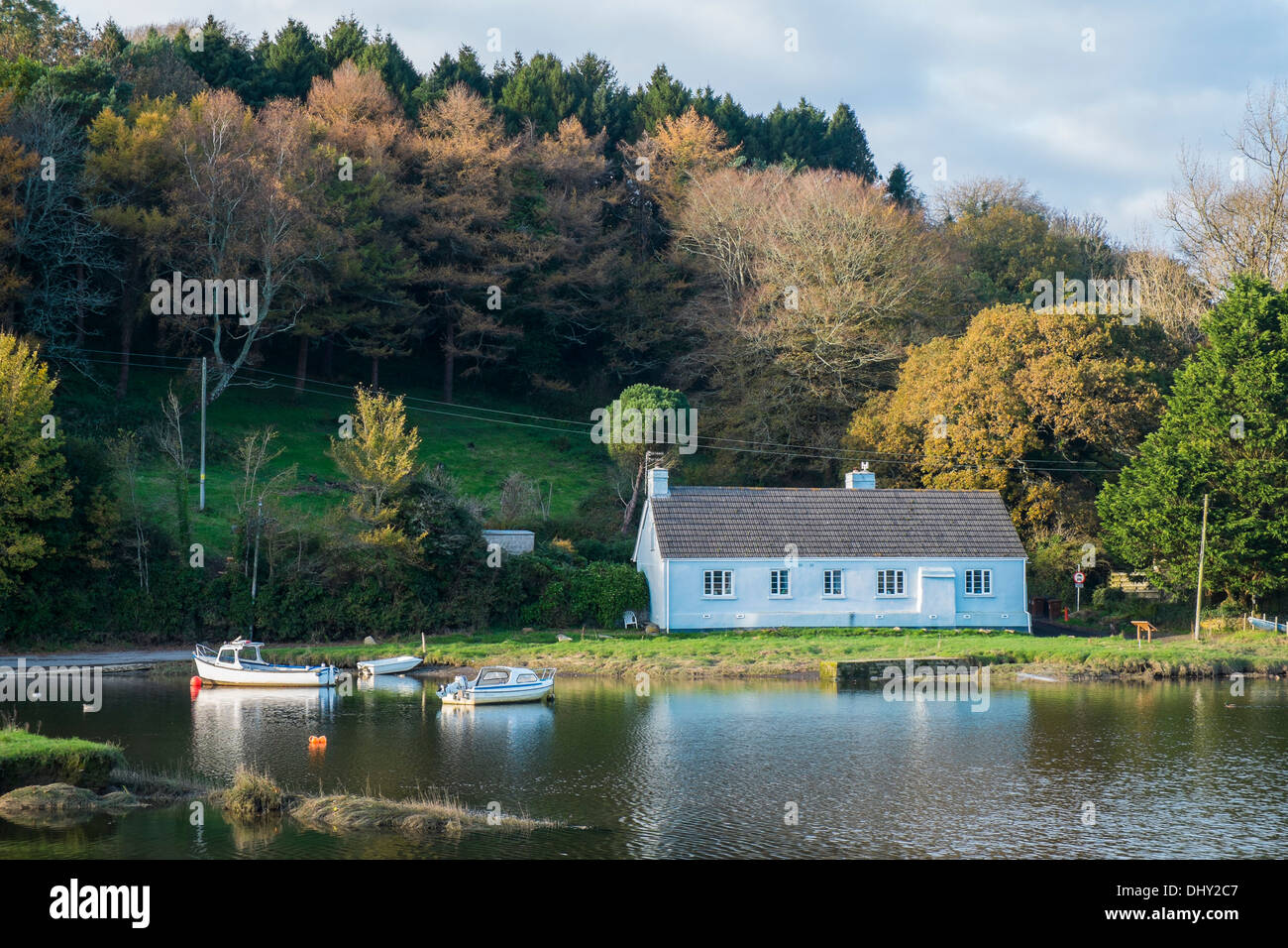 Barche ormeggiate e riverside home sulle rive del fiume Avon. Aveton Gifford, Devon. Regno Unito Foto Stock
