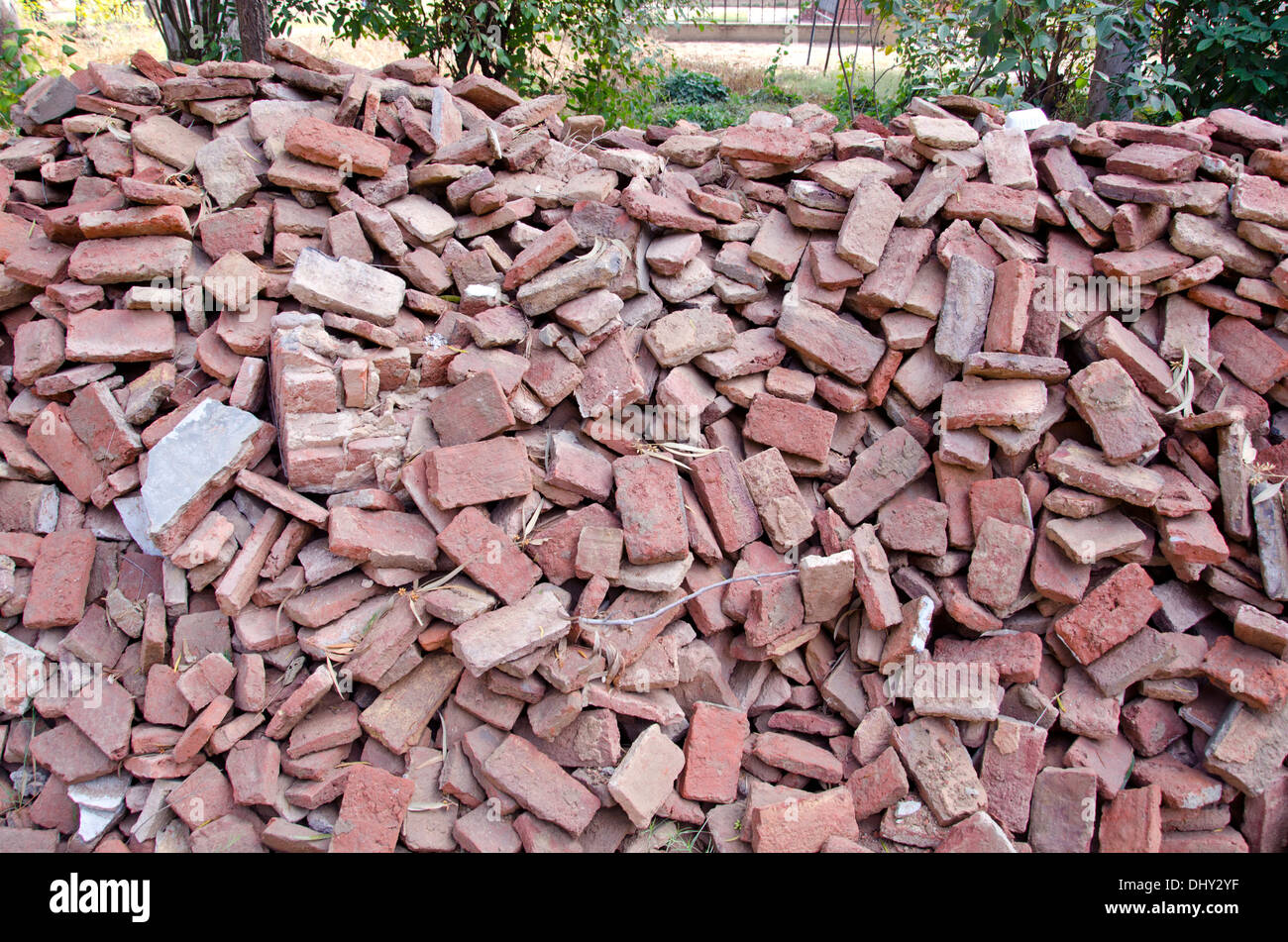 Vecchio usato il rosso di mattoni di argilla pila in India Foto Stock