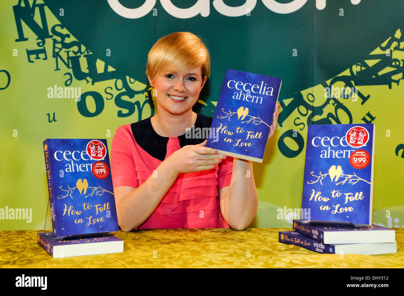 Belfast, Irlanda del Nord, Regno Unito. 16 nov 2013 - autore irlandese Cecelia Ahern segni copie del suo nuovo libro "Come a cadere in amore' Credit: stephen Barnes/Alamy Live News Foto Stock