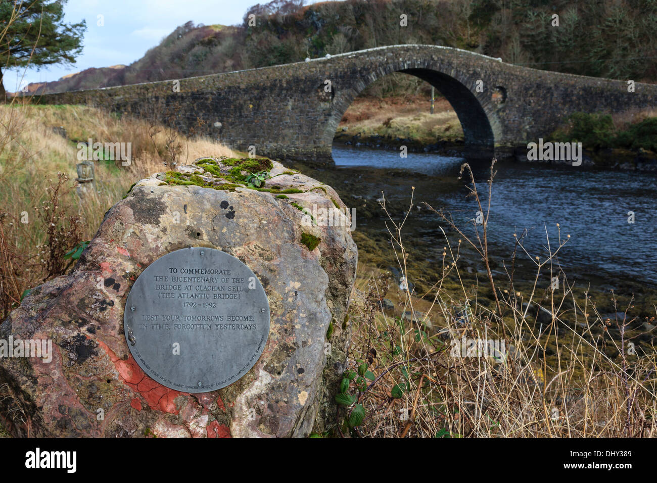 Lapide commemorativa del bicentenario della costruzione di Clachan Bridge o un ponte sull'Atlantico Foto Stock