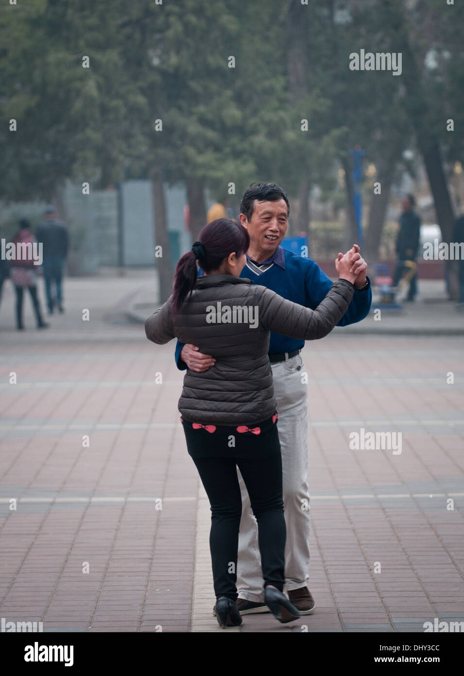 Lezione di ballo nel Parco di Dongdan nel distretto di Dongcheng a Pechino, Cina Foto Stock