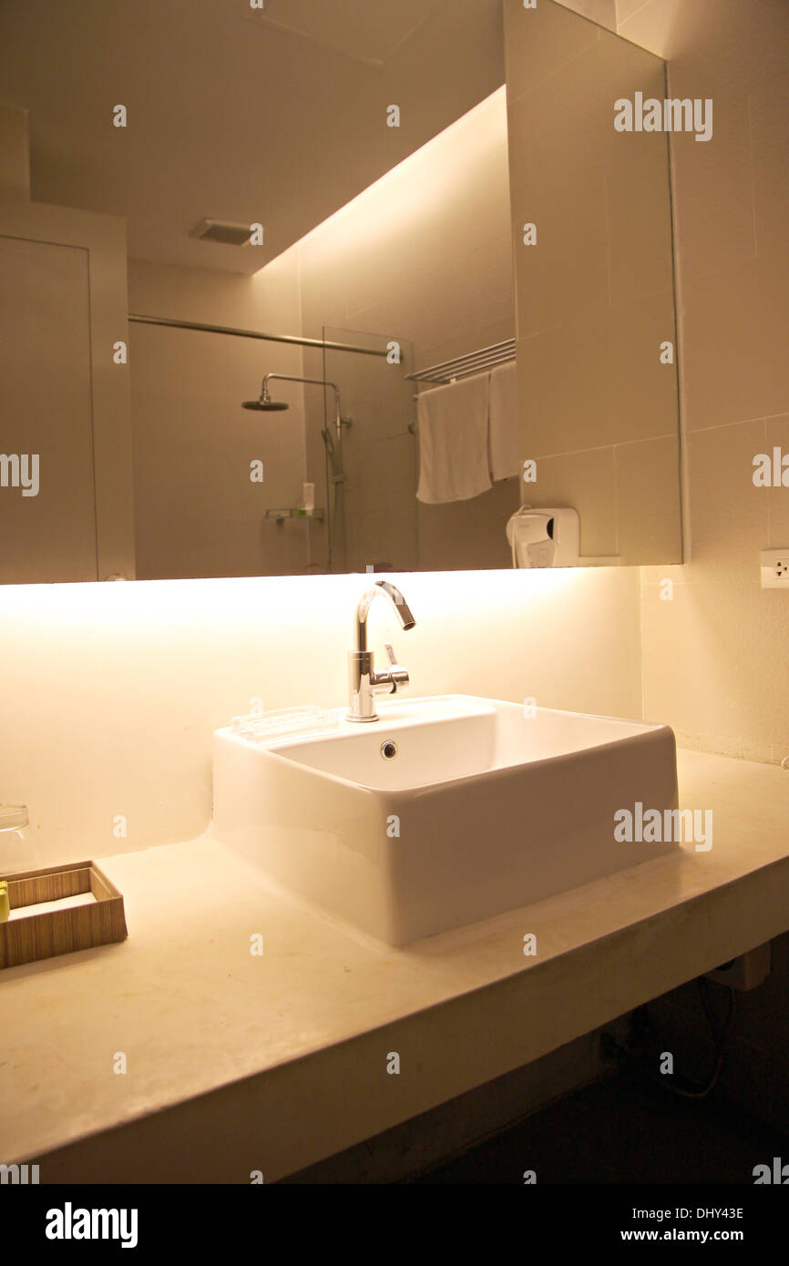 La foto grande specchio del bagno e della riflessione. Foto Stock