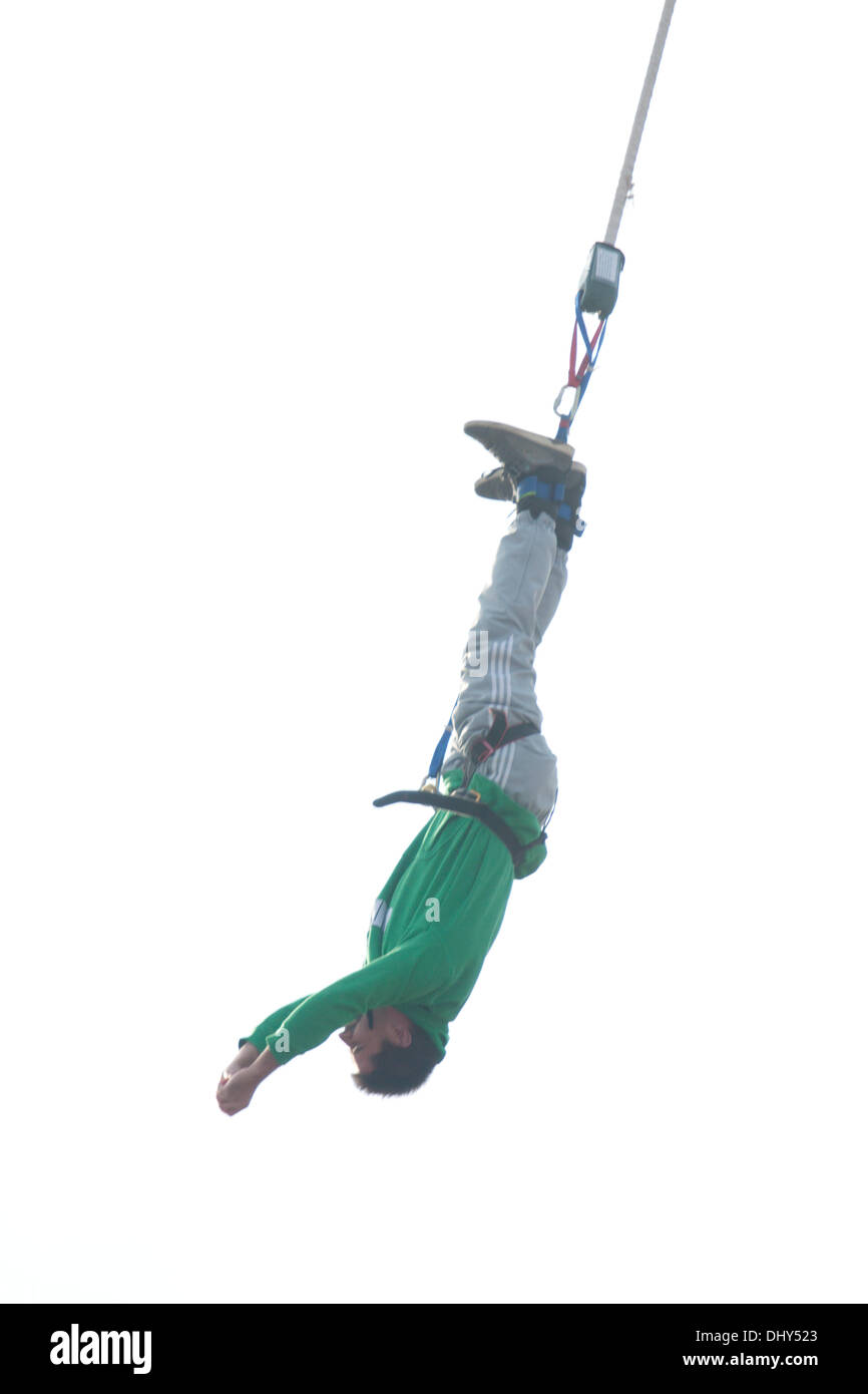Battersea Park Londra, Regno Unito il 16 novembre 2013. Un uomo compie un bungee jump all'uomo la sopravvivenza del più forte come partecipanti prende parte ad un 10k Urban Assault Course gara che dispone di numerosi ostacoli tra cui bagni di fango insieme intorno a Battersea Park Station Credit: amer ghazzal/Alamy Live News Foto Stock