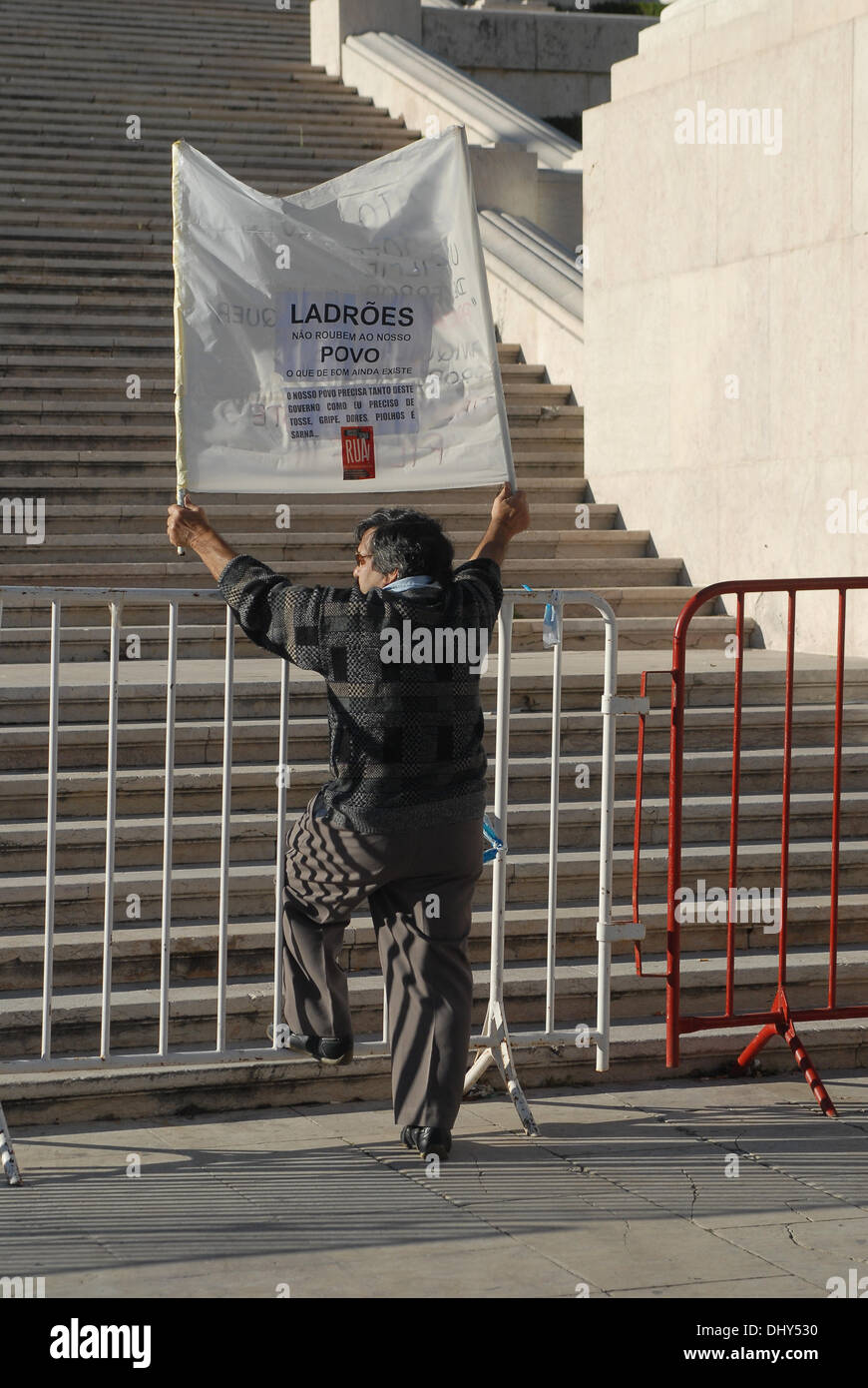 La manifestazione è inserita in un viaggio nazionale che ha incluso le azioni di protesta in Braga, Coimbra, Évora e Santarém. "Cerco di non, rispetto sì' e 'vogliamo la prova di valutazione per il ministro della Pubblica istruzione" sono alcuni degli slogan intonated dagli insegnanti. Alcuni insegnanti esibito il certificato di qualificazione e manifesti raffiguranti la prova di ammissione. "Non abbiamo paura della prova' e 'prove è ogni giorno in aula" sono alcuni dei Foto Stock