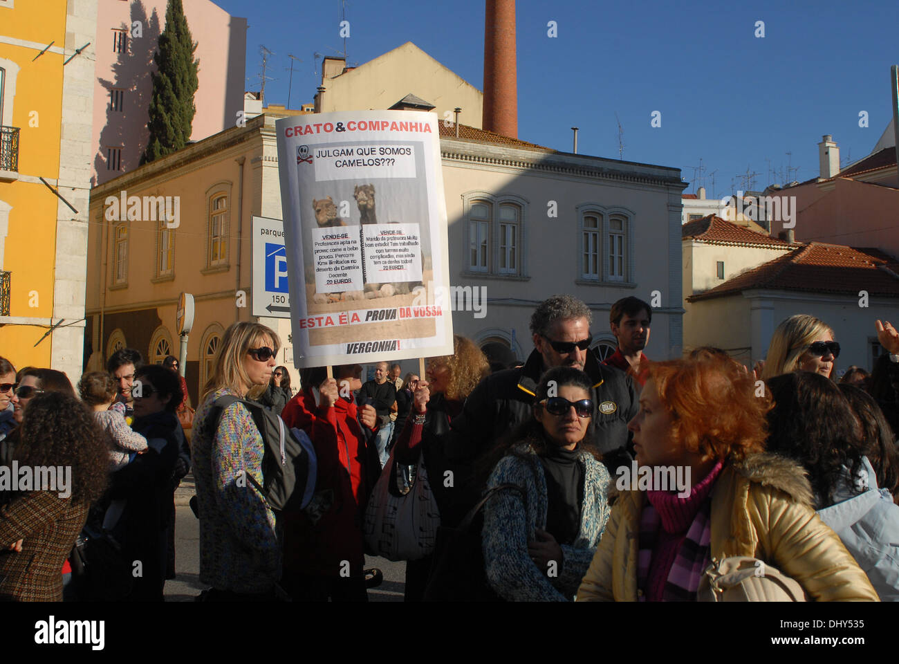 La manifestazione è inserita in un viaggio nazionale che ha incluso le azioni di protesta in Braga, Coimbra, Évora e Santarém. "Cerco di non, rispetto sì' e 'vogliamo la prova di valutazione per il ministro della Pubblica istruzione" sono alcuni degli slogan intonated dagli insegnanti. Alcuni insegnanti esibito il certificato di qualificazione e manifesti raffiguranti la prova di ammissione. "Non abbiamo paura della prova' e 'prove è ogni giorno in aula" sono alcuni dei Foto Stock